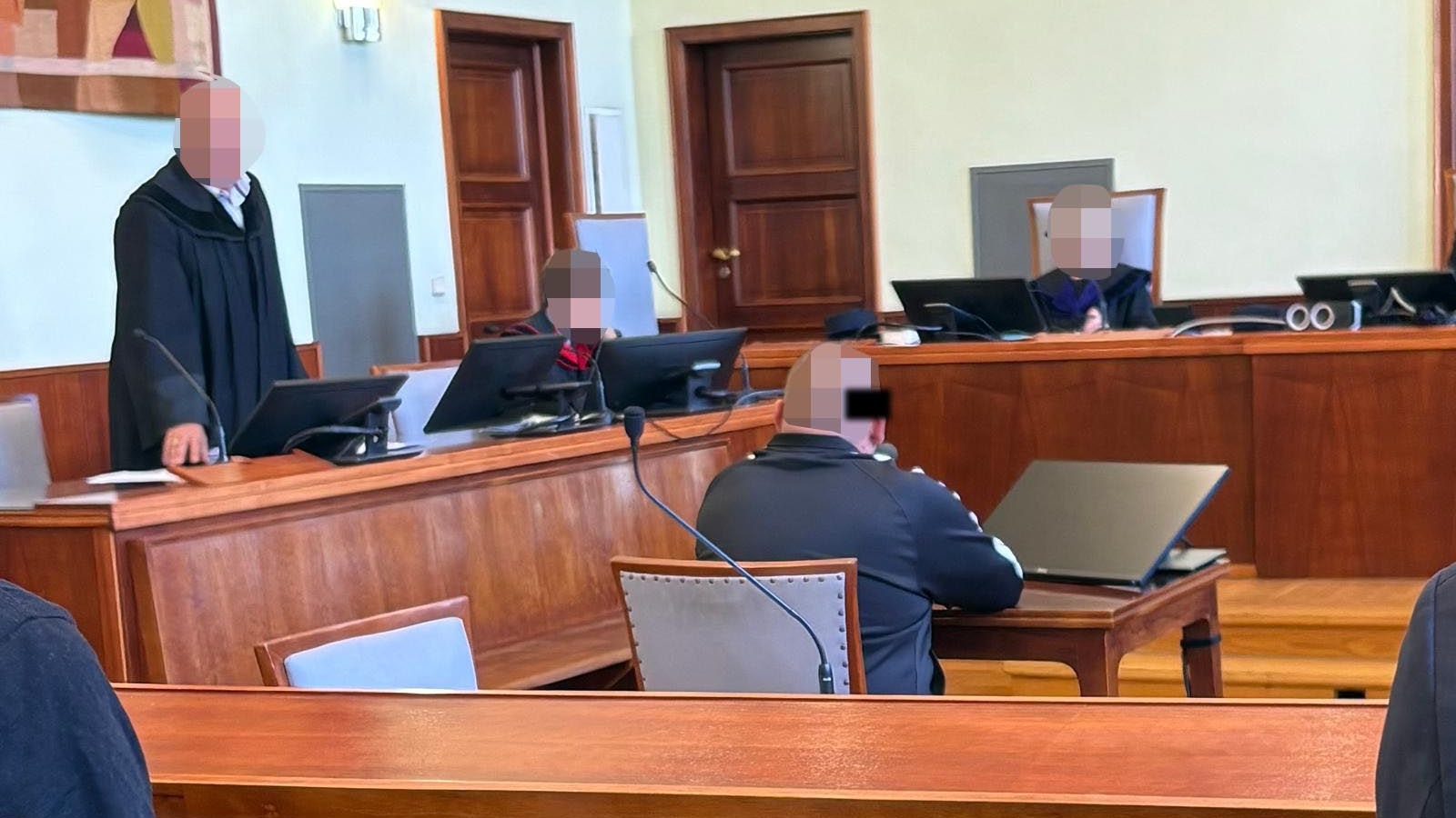 Heute.at - Gastronom posiert auf Facebook mit Nazi-Tattoos