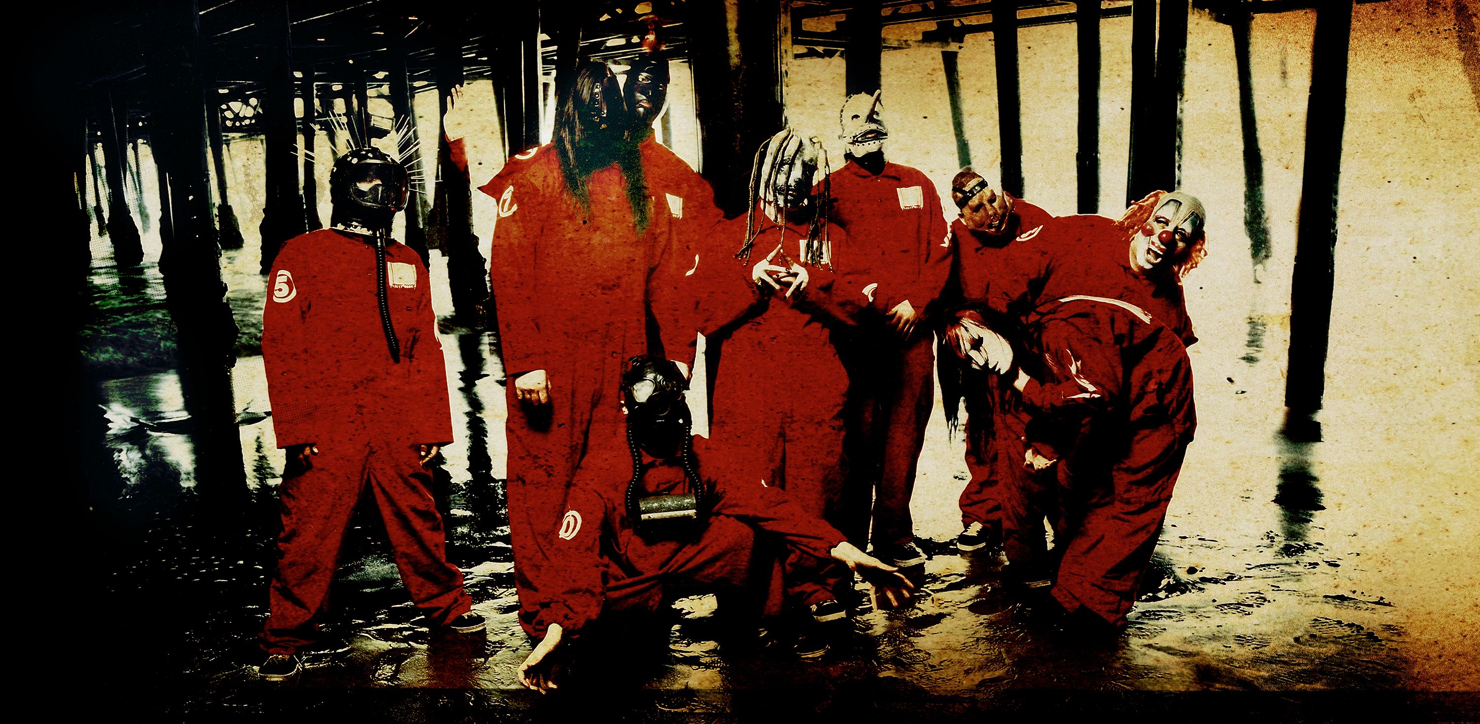<strong>Slipknot</strong> anno 1999 – bereit, in roten Overalls die Metal-Welt auf den Kopf zu stellen.