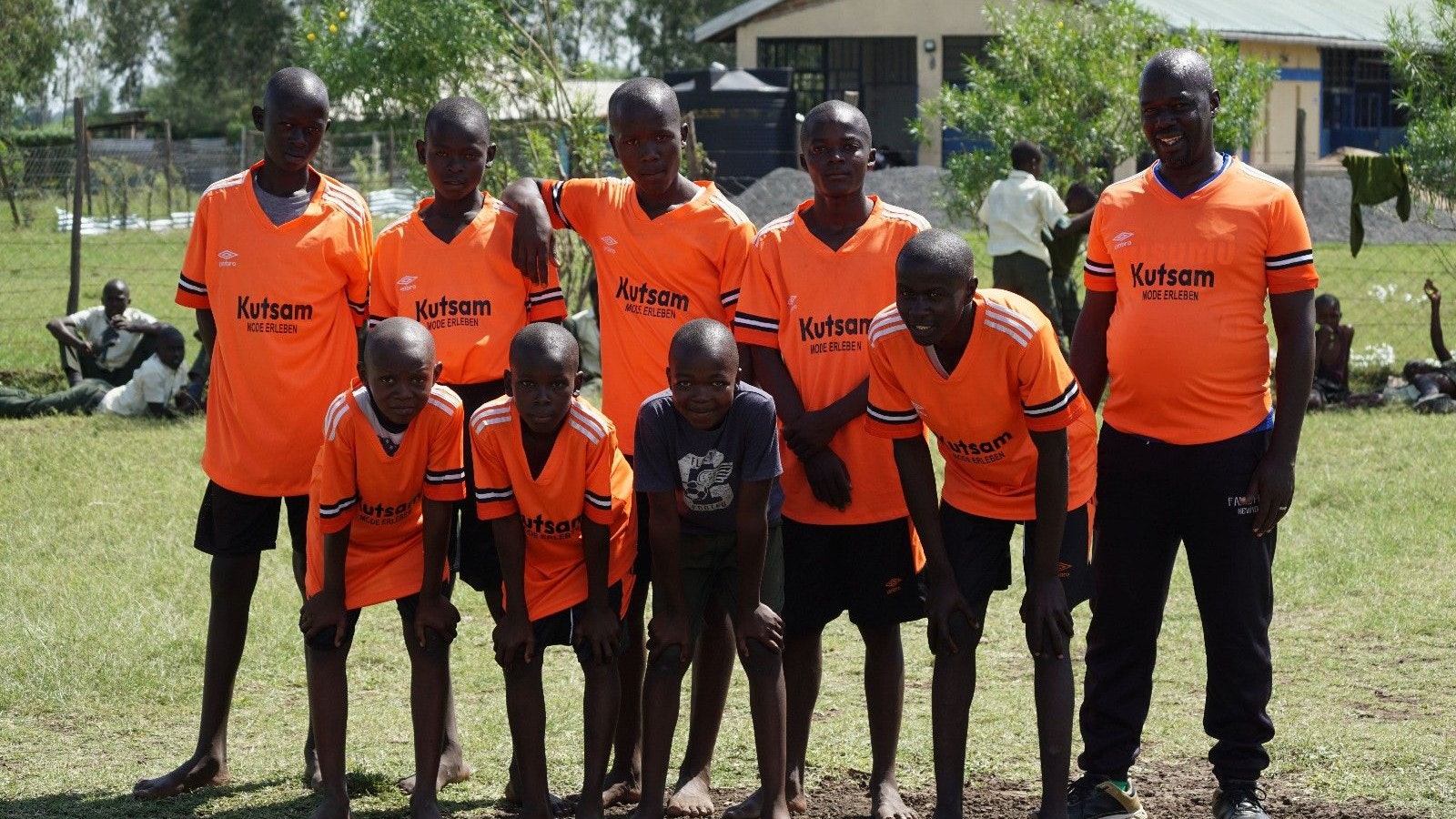 Heute.at - Modehaus Kutsam hilft armen Schülern in Kenia