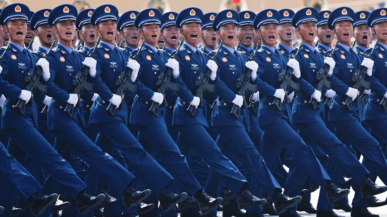 Der Anti-Trump-Gipfel in China weist den Weg: Die Welt rüstet auf und hat einen fast unersättlichen Appetit auf Waffen entwickelt. Zwei Länder, die niemand am Radar hatte, sind die großen Profiteure der Situation, Südkorea und die Türkei. So laufen die Geschäfte.