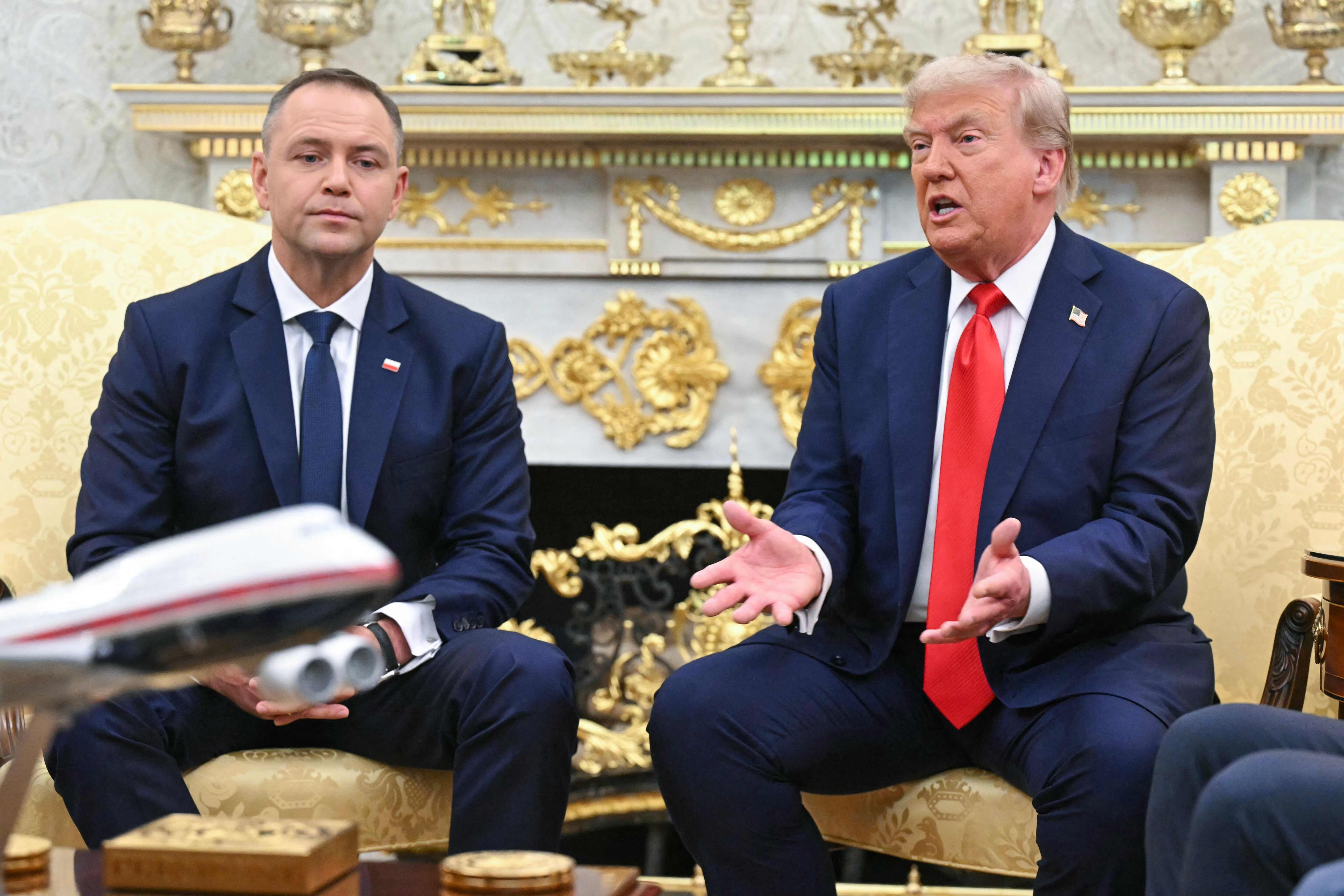 US-Präsident Donald Trump (r.) mit seinem polnischen Amtskollegen Karol Nawrocki (L) im Oval Office.