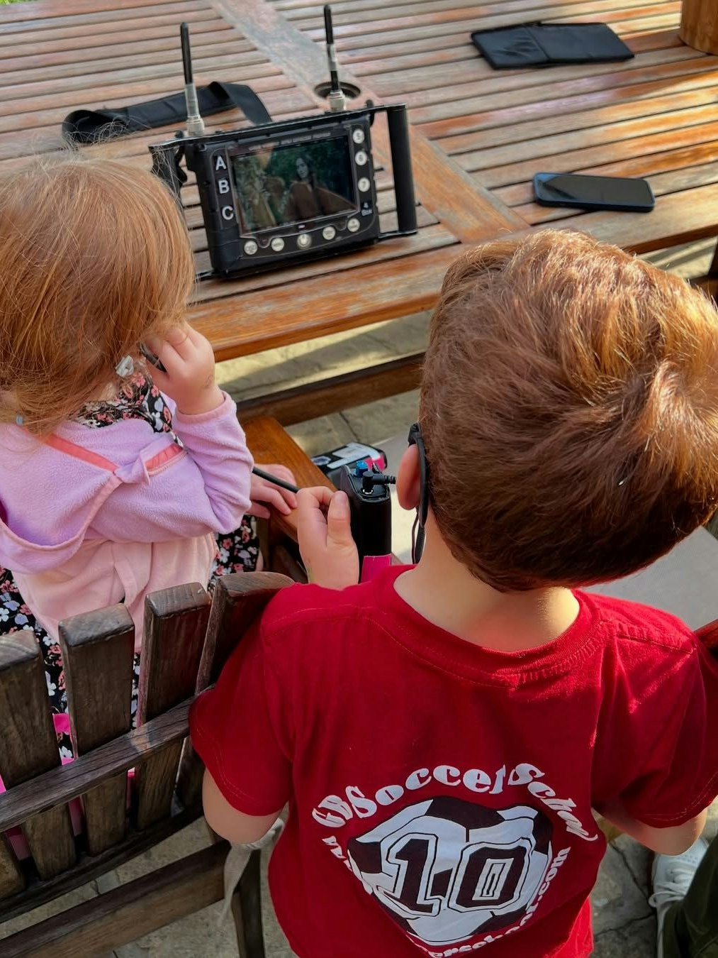 Kürzlich teilte Meghan Fotos ihrer Kinder. Darauf war Archie mit einem Fußballtrikot zu sehen.