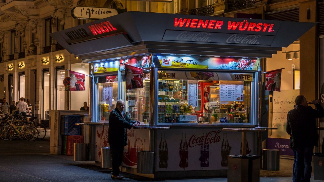 Heute.at - 4 Promille: Würstelstand-Gast bricht in Supermarkt ein
