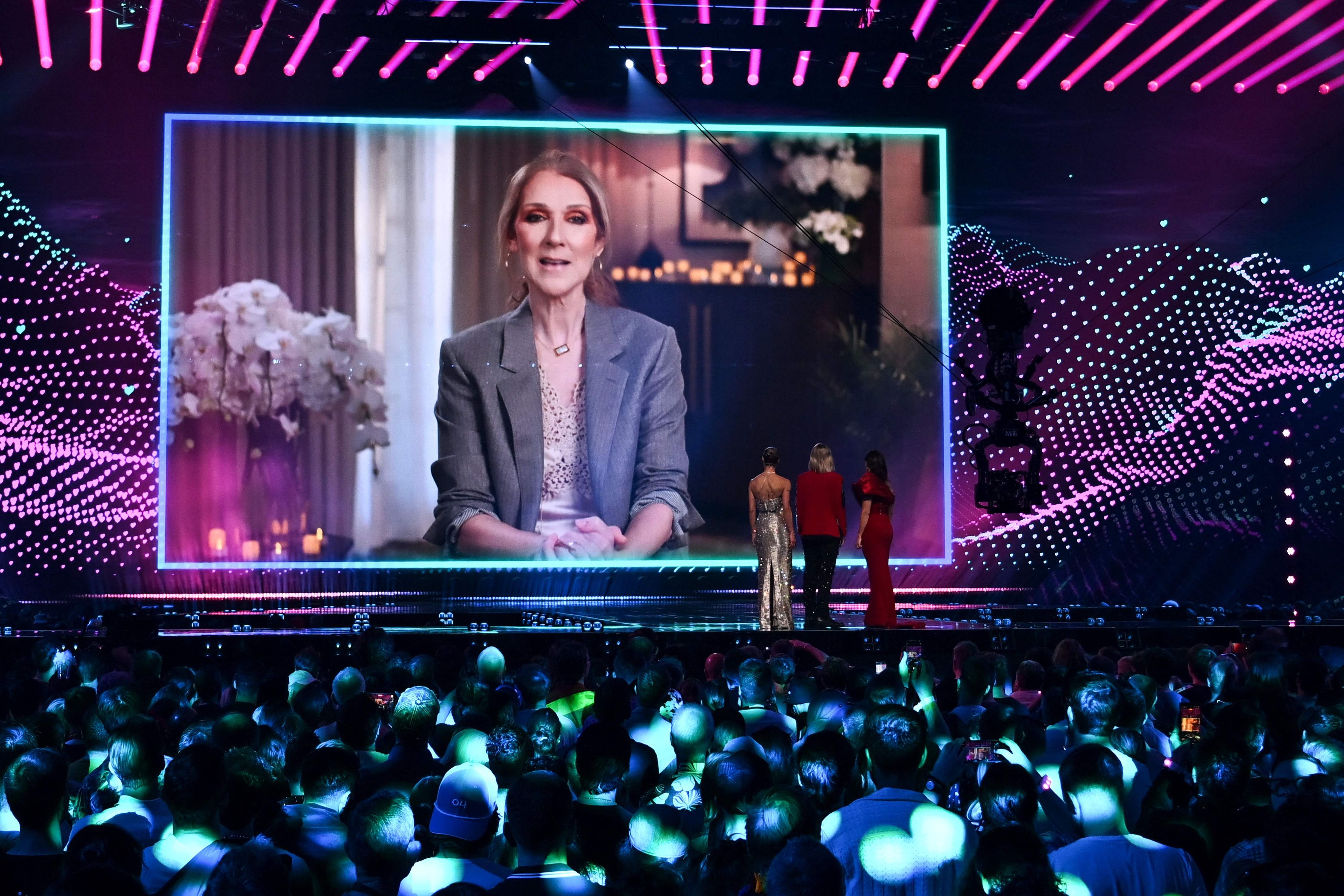 Eine Großleinwand zeigte Céline Dion mit einer aufgezeichneten Botschaft während der Generalprobe zum Finale des Eurovision Song Contest 2025.