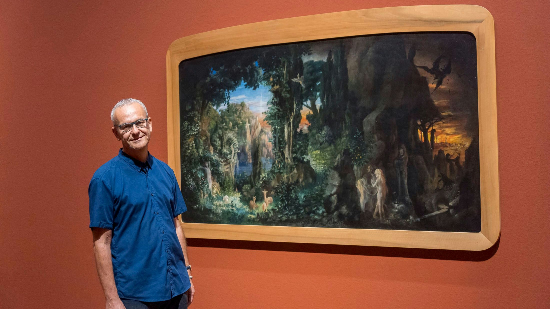 Kurator Ivan Ristić vor dem Bild "Der Liebe Macht" von Gusto Gräser.