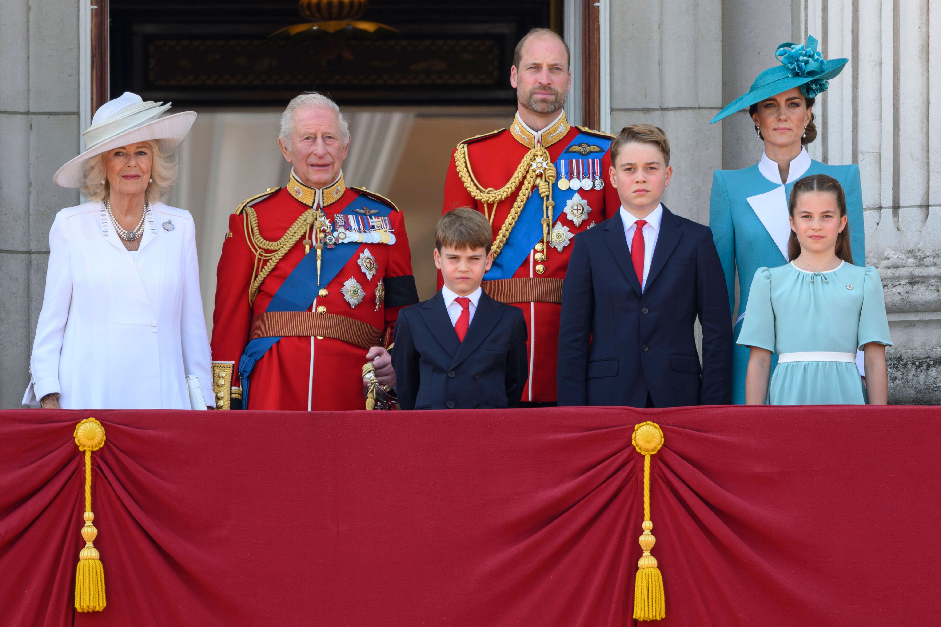 Prinz Louis, Prinz William, Prinz George, Prinzessin Kate und Prinzessin Charlotte (v.l.), auf dem Balkon des Buckingham Palastes bei der offiziellen Geburtstagsparade für König Charles.