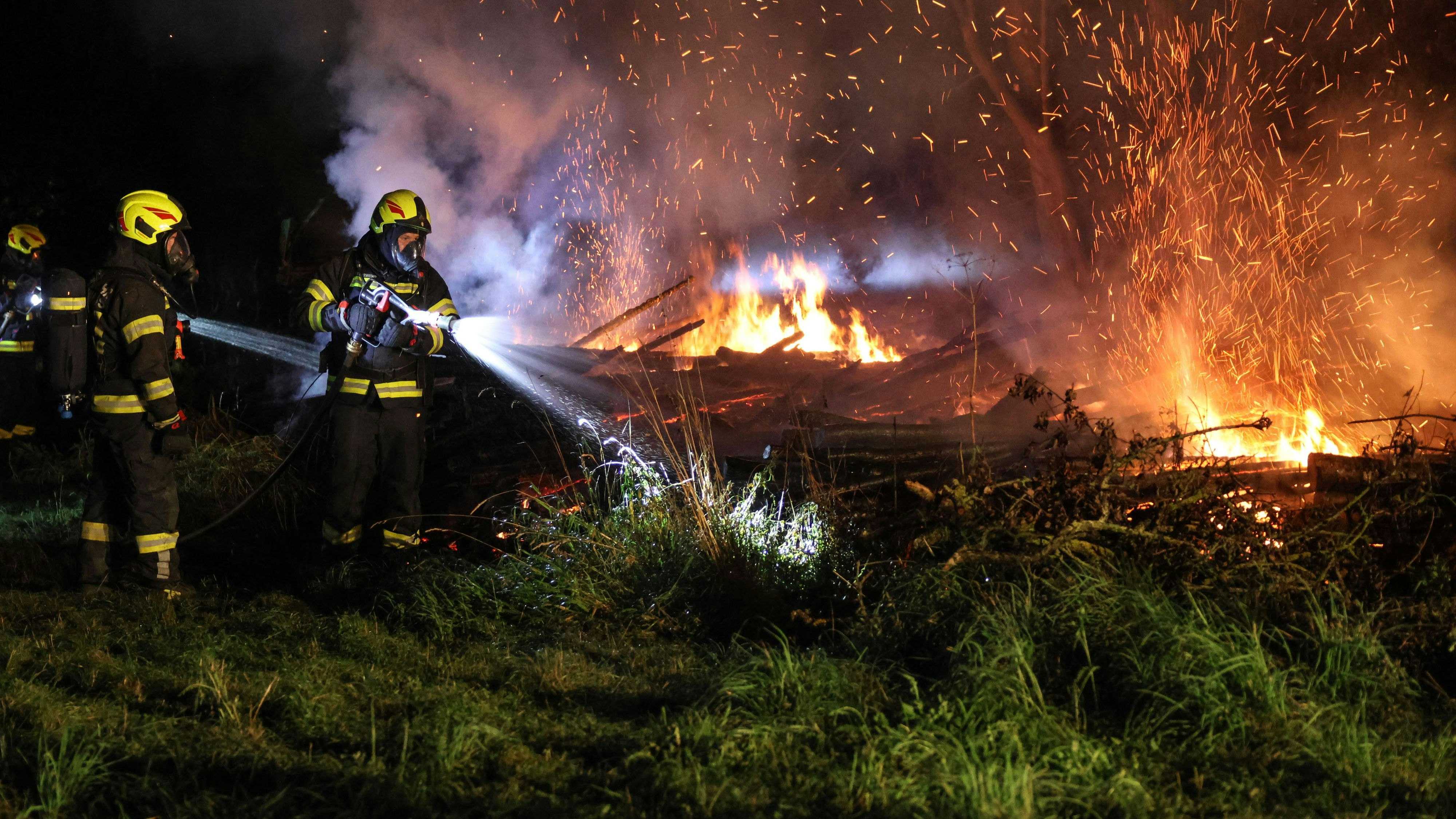 Heute.at - Riesiger Feuerschein! Großeinsatz mitten in der Nacht