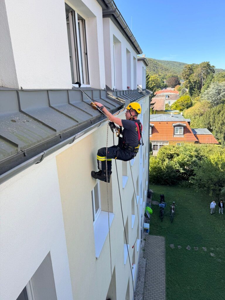 Abseilaktion der Feuerwehr: Baby in Baden aus Wohnung gerettet
