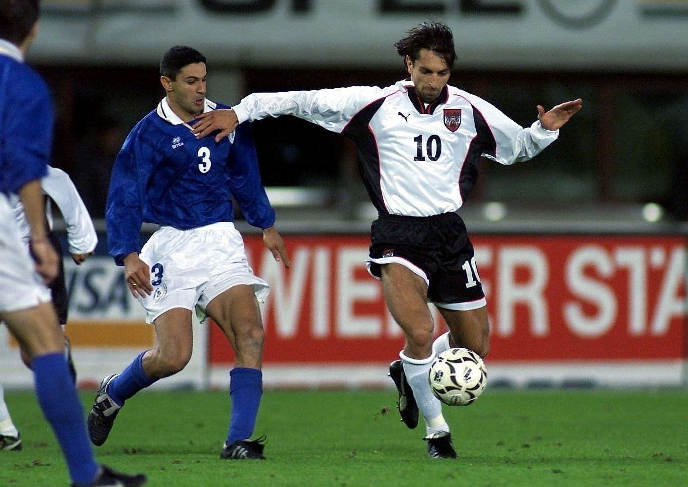 Edi Glieder in der Quali für die EM 2000 gegen Zypern.