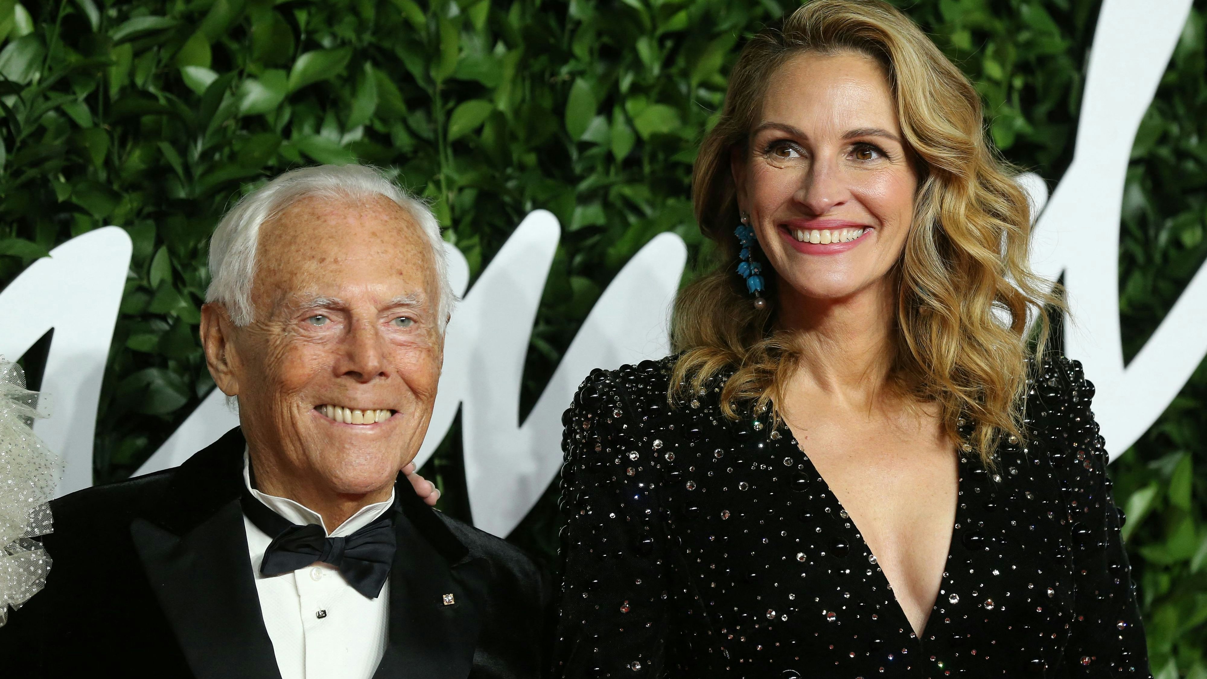 Giorgio Armani und Julia Roberts auf dem roten Teppich bei den Fashion Awards 2019 in London.