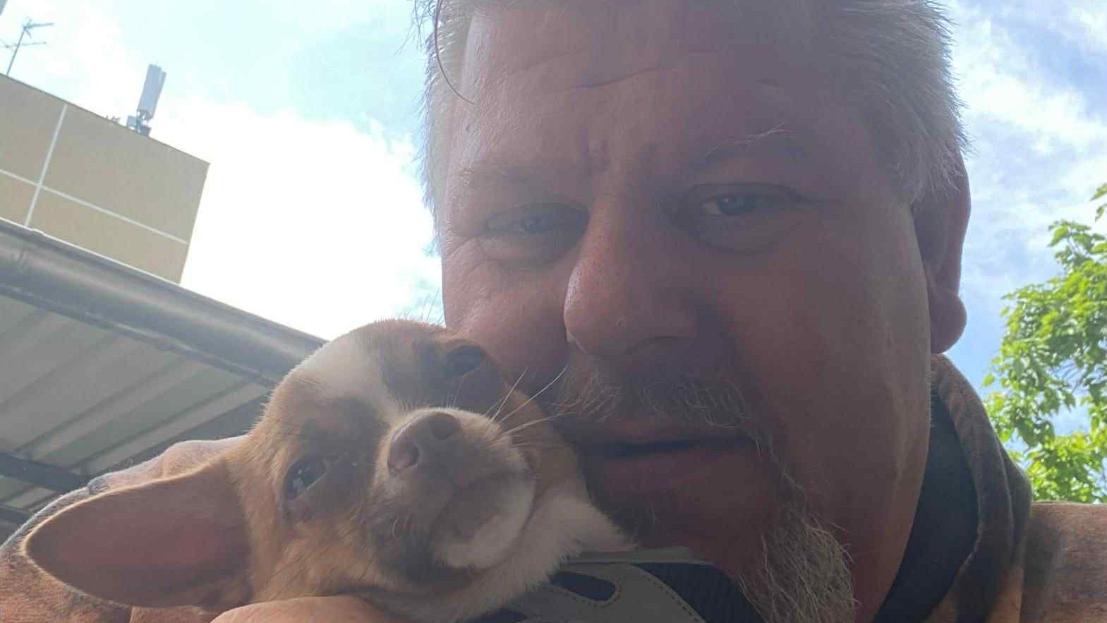 Christian Bräuer mit seinem Welpen "Louie".