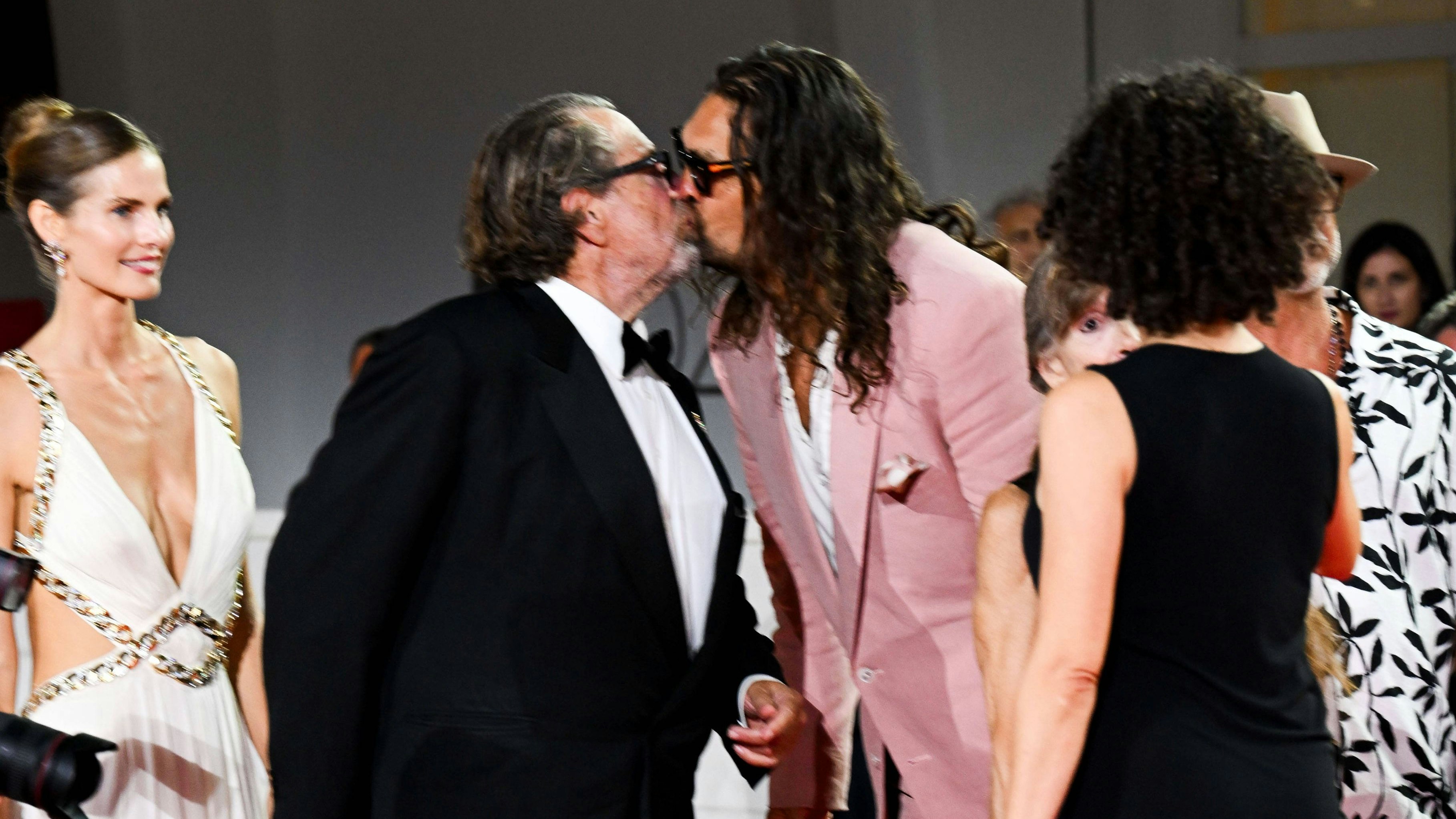 Jason Momoa küsste Julian Schnabel plötzlich vor allen.