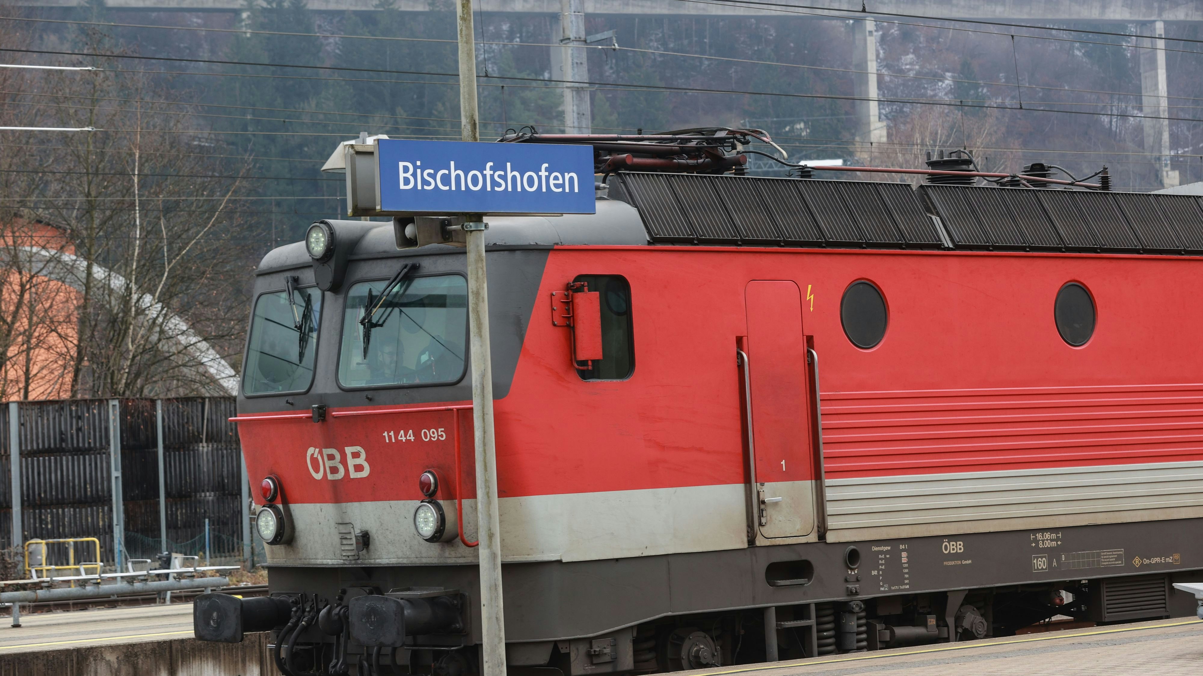 Download von www.picturedesk.com am 04.09.2025 (18:36).  Bahn, Bahnhof, Bischofshofen, Zugsververkehr, Gleise, Schienen, Zug, Öffentlicher Verkehr, Personenbeförderung, Nahverkehr, Fernverkehr, Verkehrsverbund, .Bahnhof Bischofshofen, Salzburg.Foto: Franz Neumayr Dezember 2022 - 20221222_PD9812 - Rechteinfo: Rights Managed (RM)