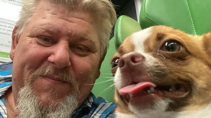 Hundebesitzer Christian Bräuer mit seinem "Louie".