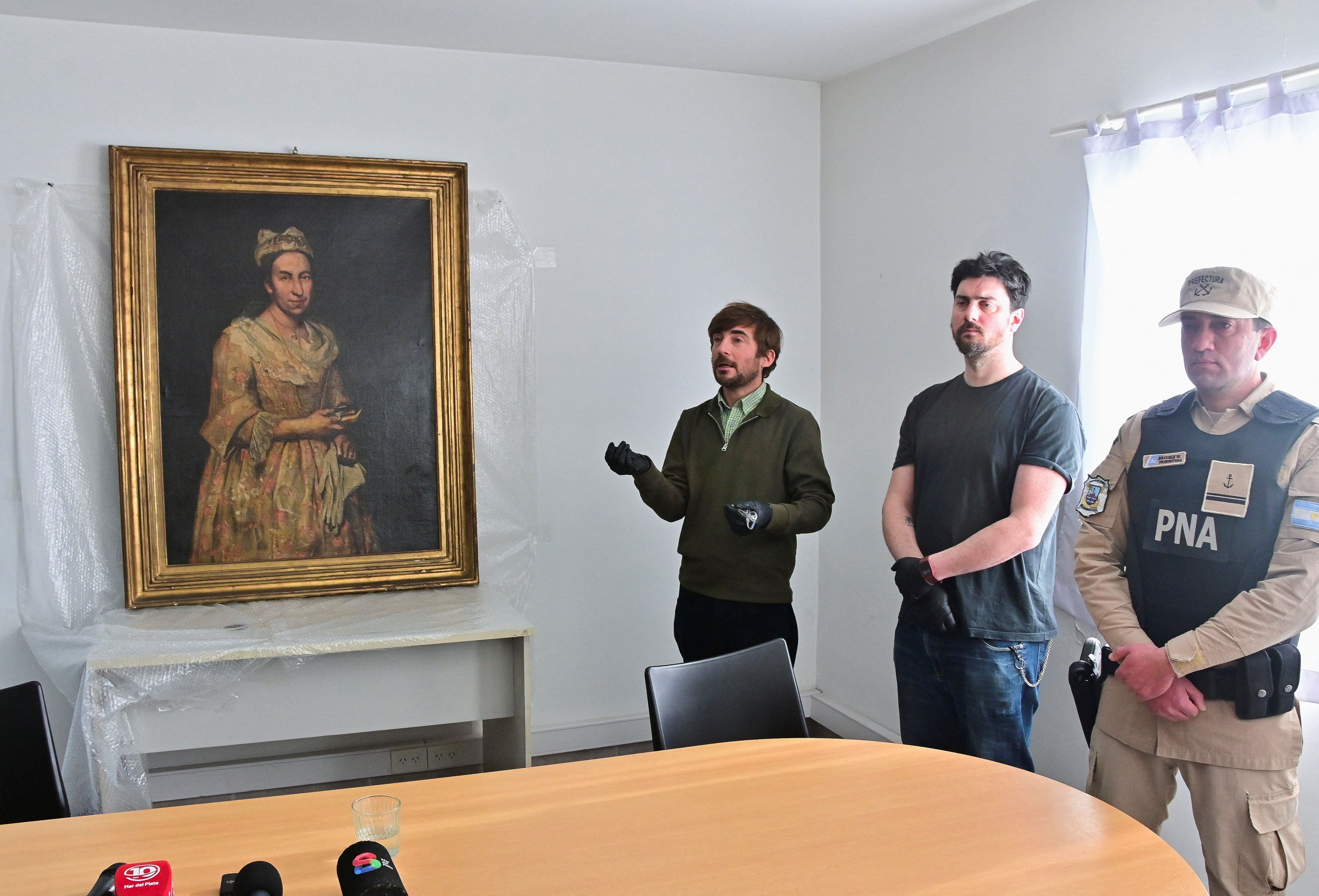 Die Ermittler präsentieren das in Argentinien gefundene Kunstwerk, das seinem jüdischen Besitzer 1940 von deutschen Nationalsozialisten in den Niederlanden geraubt worden war.