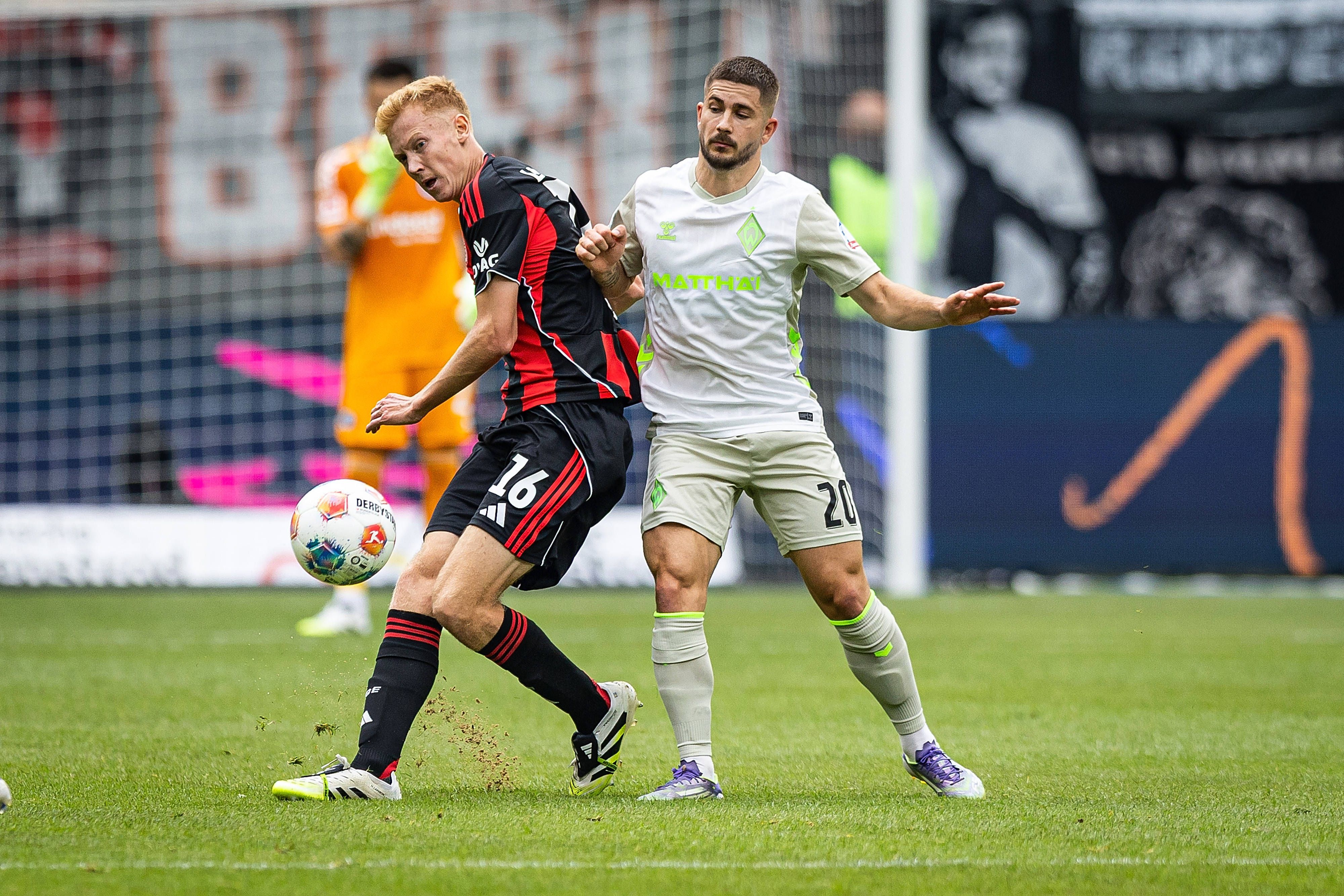 Hugo Larsson im Zweikampf mit ÖFB-Star Romano Schmid.