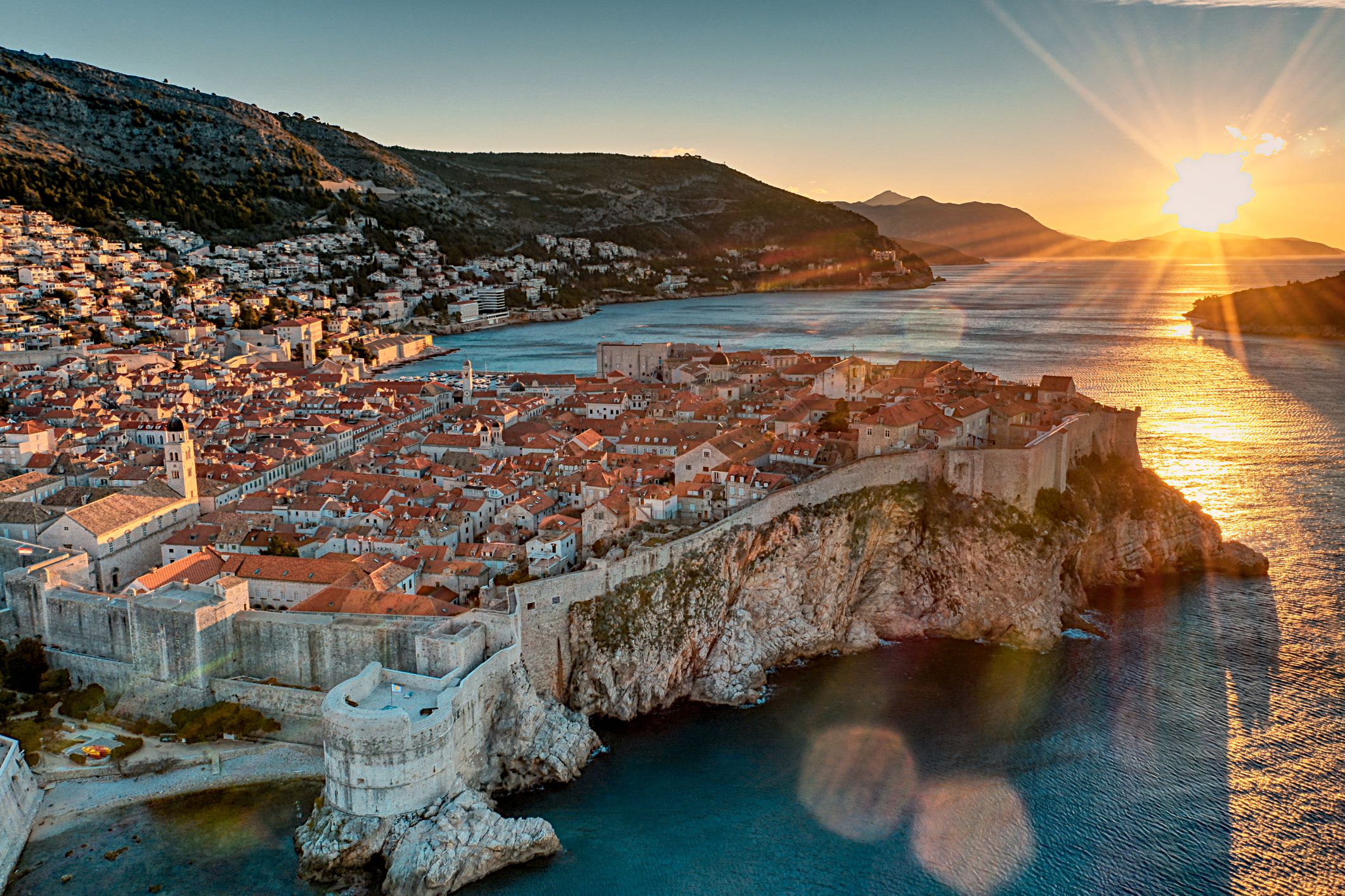 Wer auf die Stadtmauer von Dubrovnik will, muss sich künftig einen Zeitslot reservieren.