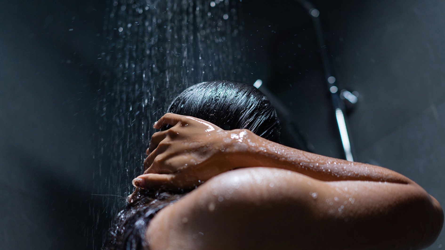 Das Duschen im Dunkeln kann den Cortisolspiegel senken.