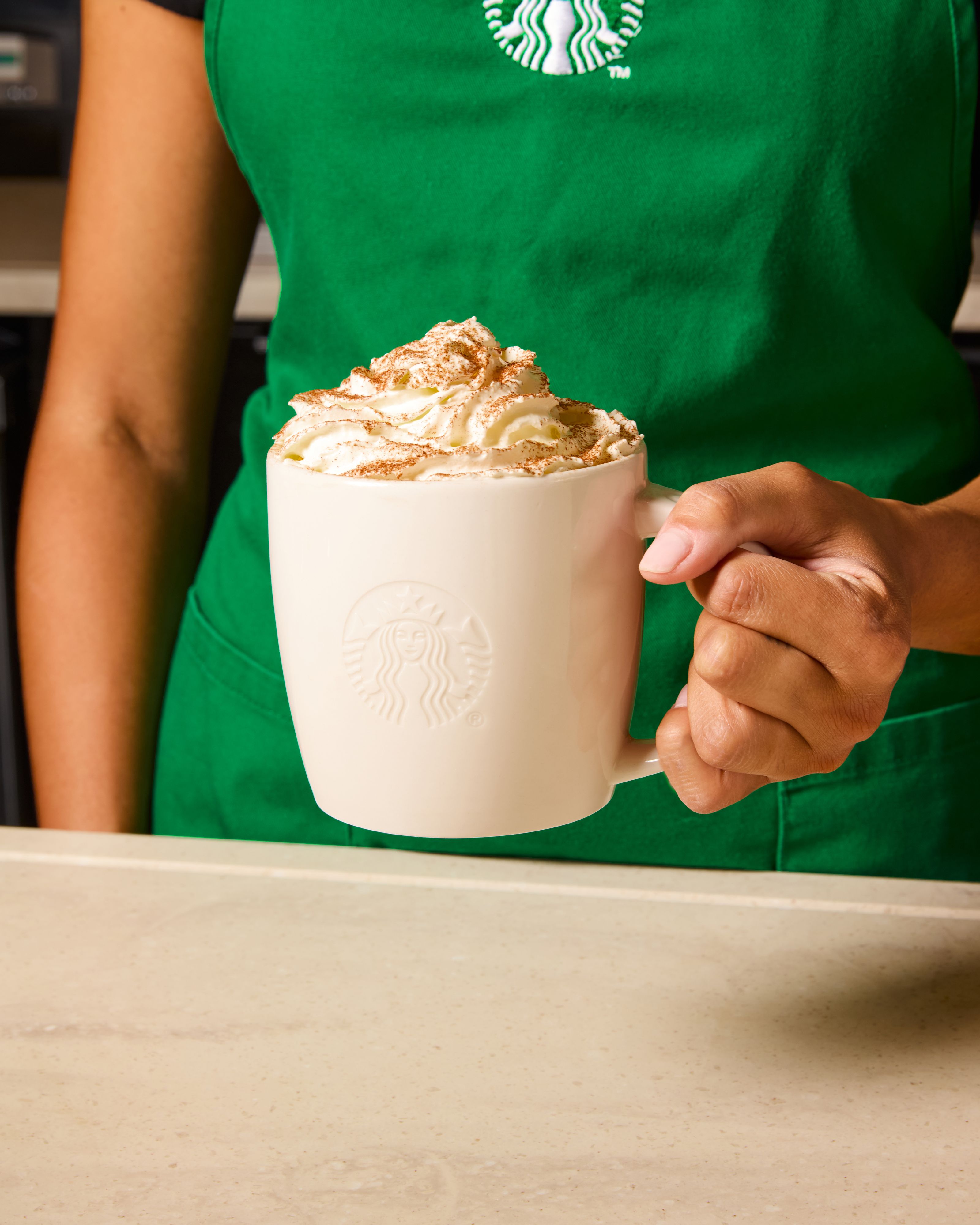 Mit dem Tiramisu Cream Latte (Bild) und dem Tiramisu Velvet Latte startet Starbucks in die Herbst-Saison.