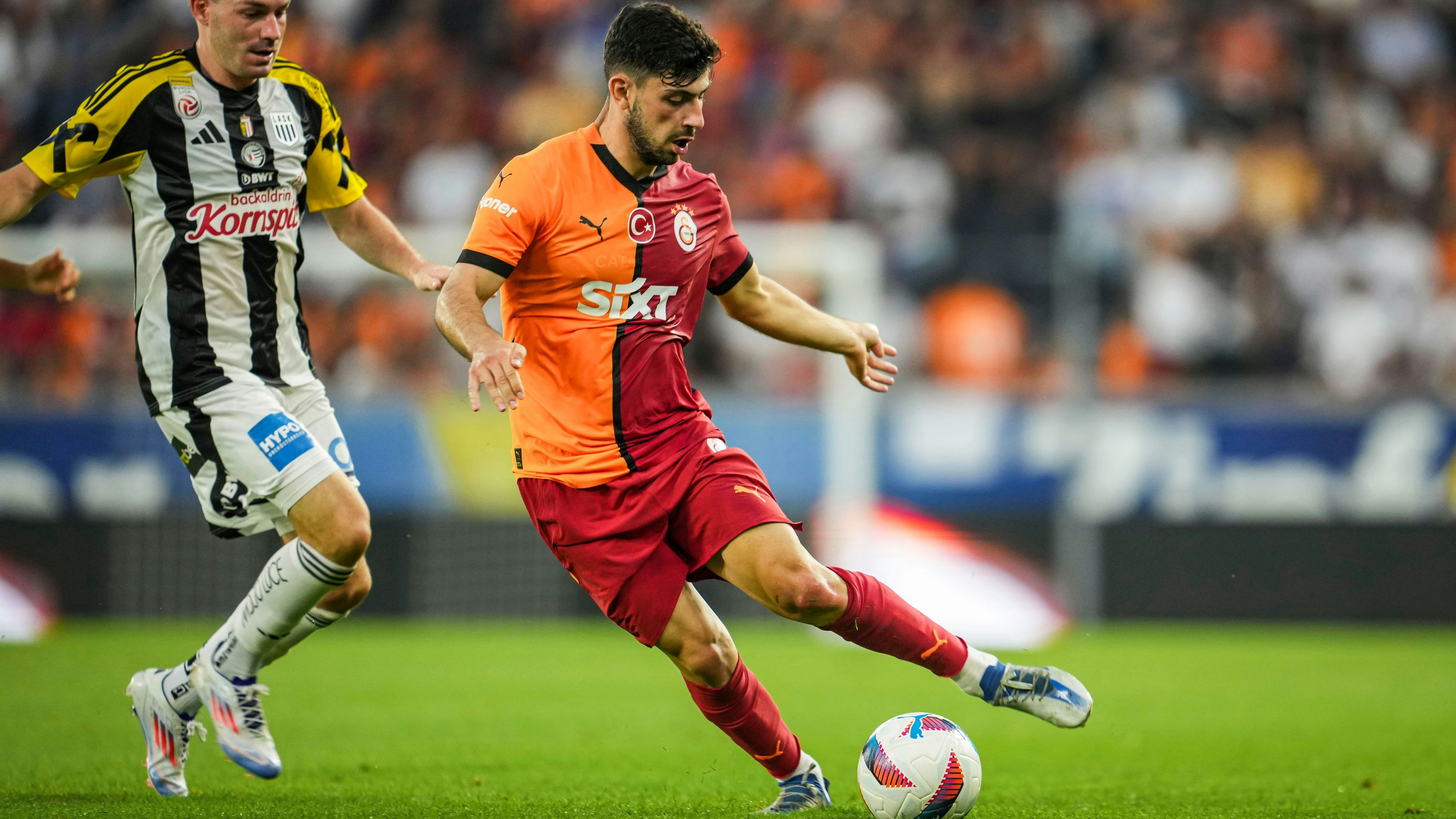 LINZ,AUSTRIA,11.JUL.24 - SOCCER - ADMIRAL Bundesliga, Sueper Lig, Linzer ASK vs Galatasaray Istanbul, test match. Image shows Yusuf Demir (Galatasaray) and Florian Flecker (LASK). Photo: GEPA pictures/ Thomas Fuernholzer
