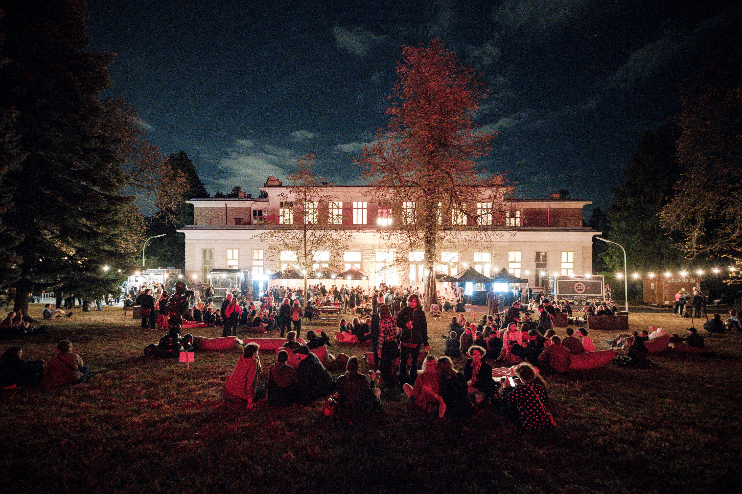 Stimmungsvoll: Das Otto-Wagner-Areal wird im Rahmen der Parallel Vienna zum Ort der Begegnung.
