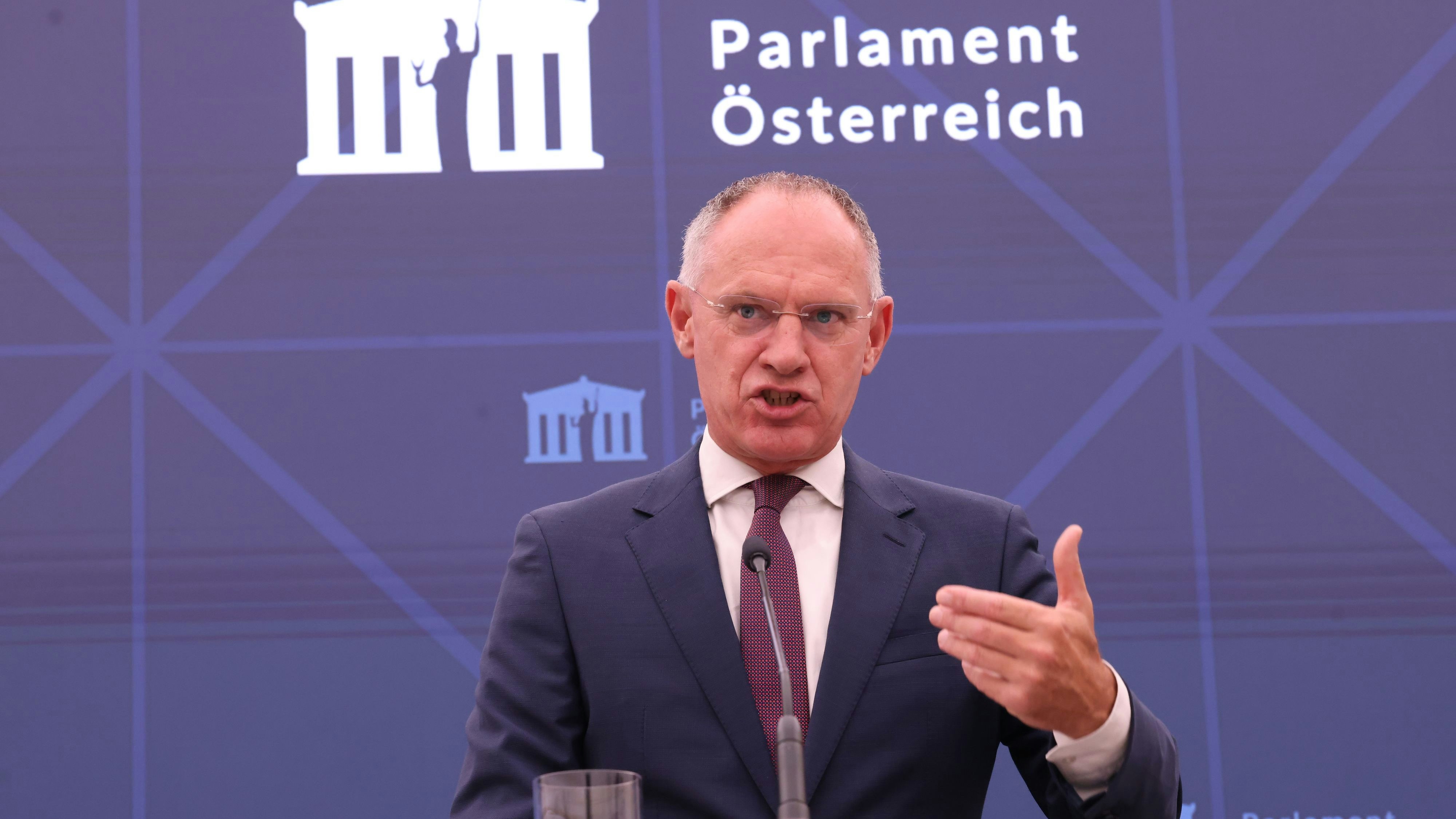 Das zentrale Waffenregister muss für die Gesetzesverschärfungen umprogrammiert werden", erklärt Innenminister Karner (ÖVP).