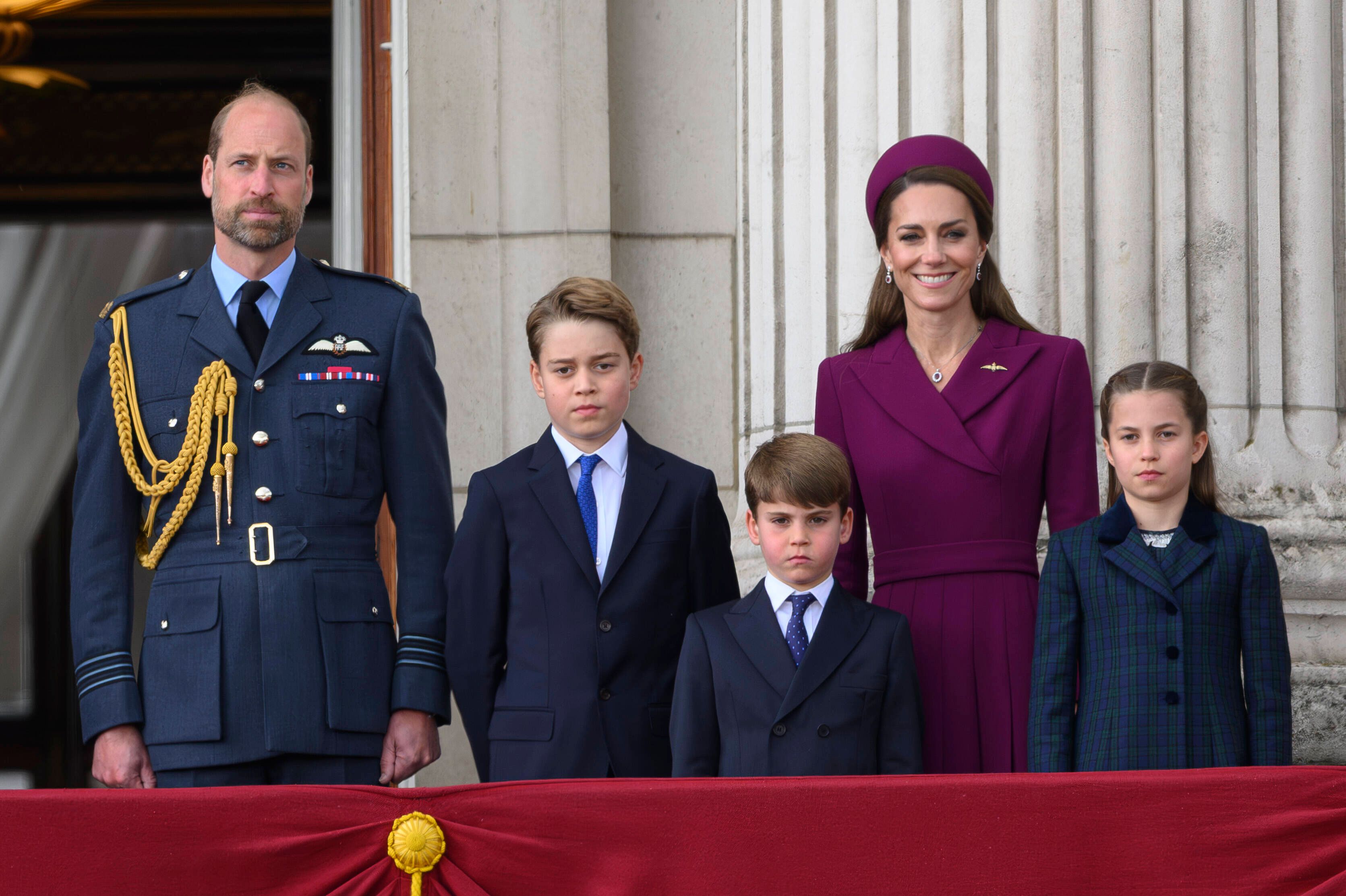 Prinz William, Prinzessin Kate, Prinz George, Prinz Louis und Prinzessin Charlotte beim Gruß vom Balkon des Buckingham Palace im Rahmen der Feierlichkeiten zum 80. Jahrestag des VE-Days.