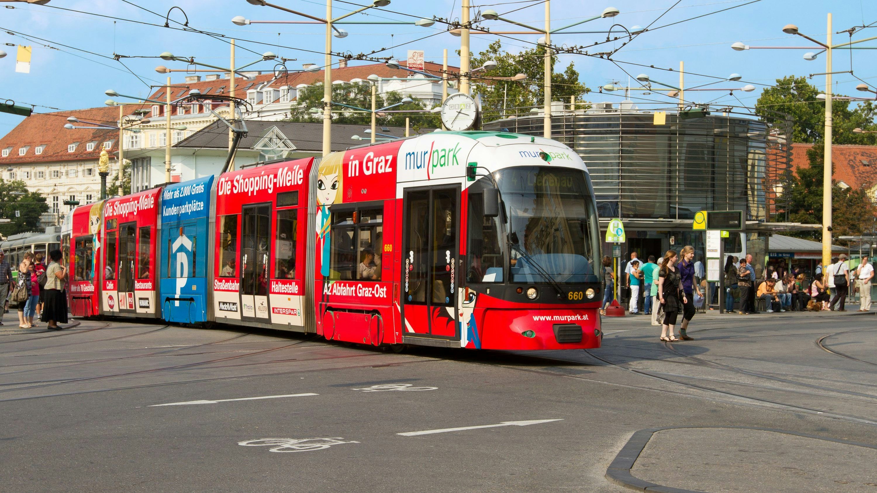 Heute.at - Drama in Innenstadt: Frau kollabiert, liegt auf Gleisen