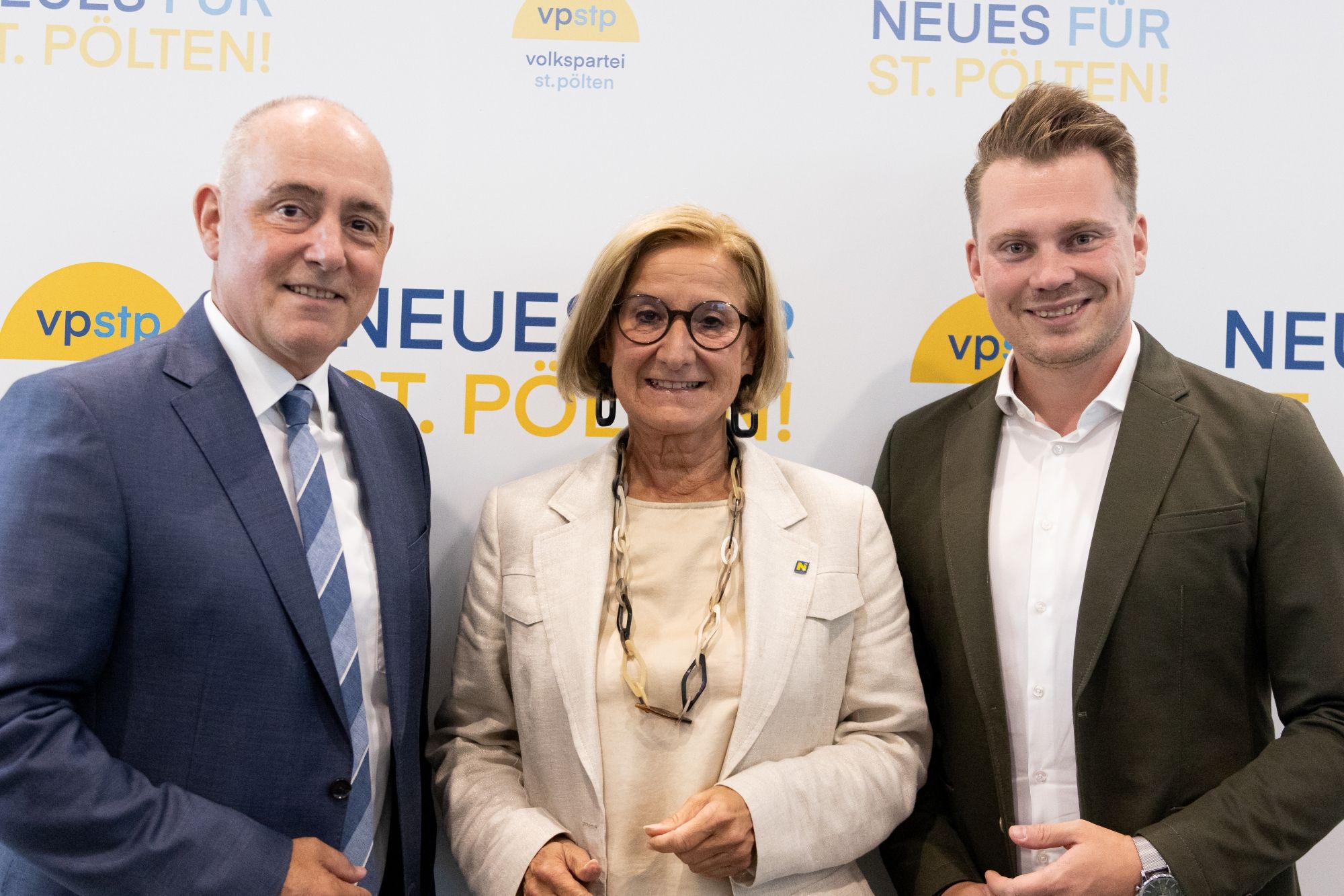 Matthias Adl, Landeshauptfrau Johanna Mikl-Leitner und der neue St. Pöltner Stadtparteiobmann und Spitzenkandidat der der VP, Florian Krumböck (v.l.n.r.) beim Stadtparteitag in St. Pölten am Mittwoch.