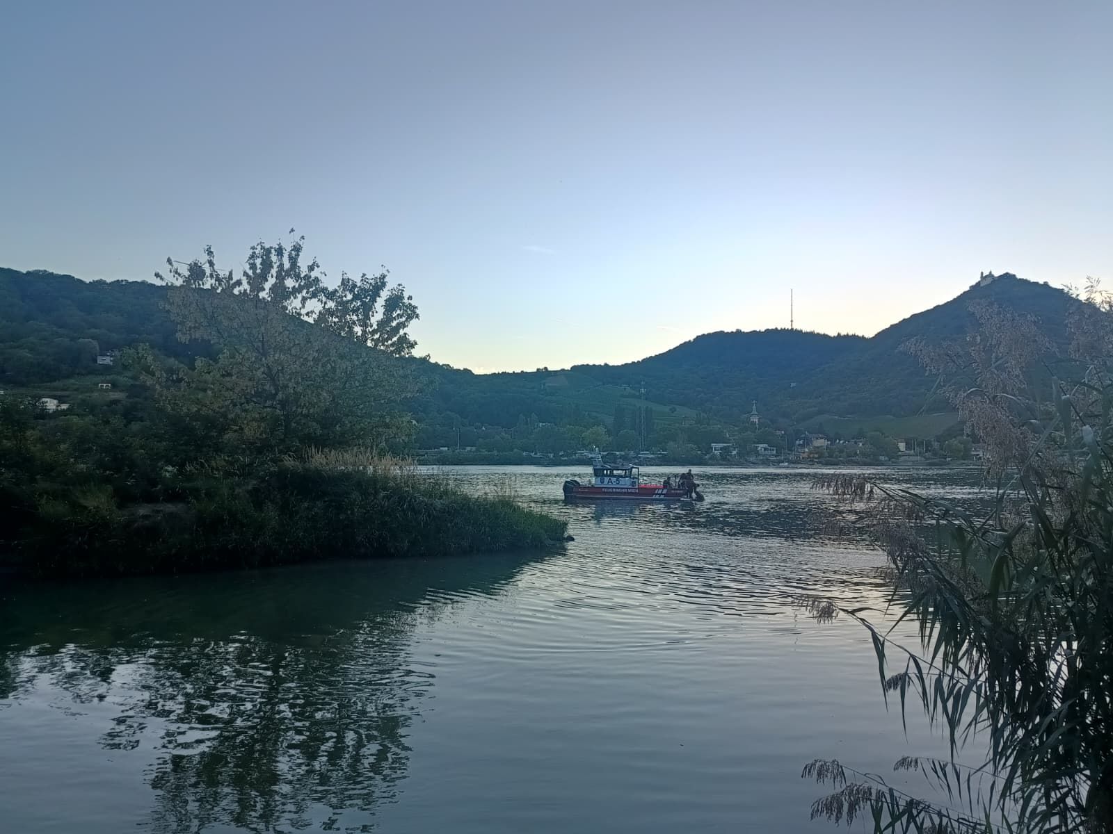 In der Donau soll eine ertrinkende Person gesichtet worden sein.