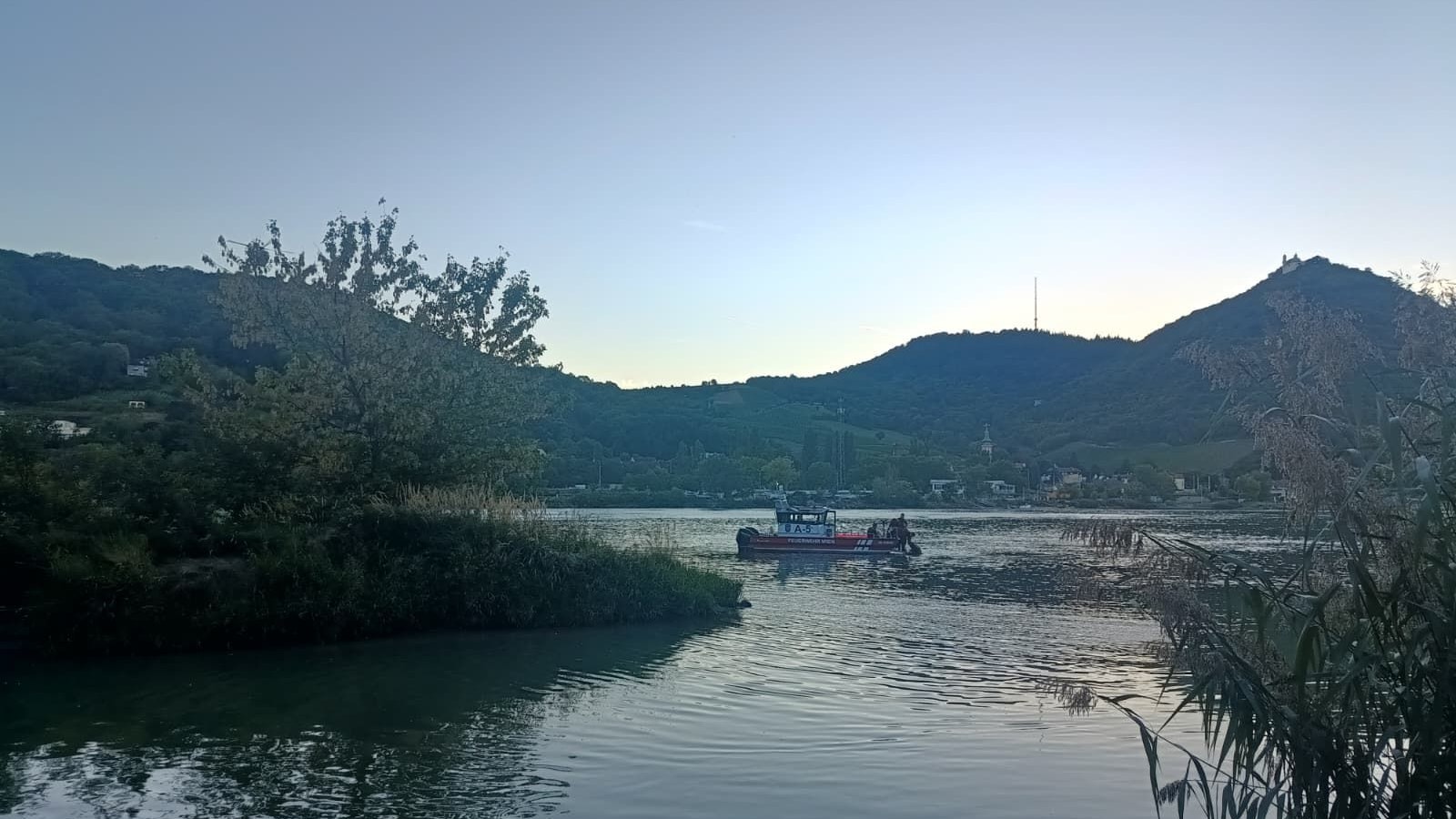Heute.at - Person abgängig! Einsatzkräfte suchen Donau ab