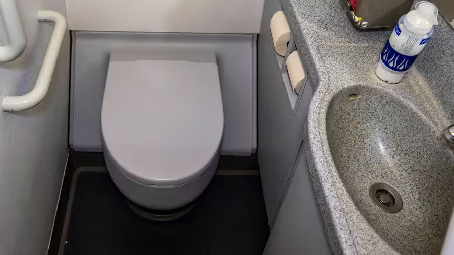 Heute.at - Mann ohne Bordkarte versteckt sich in Flieger auf WC