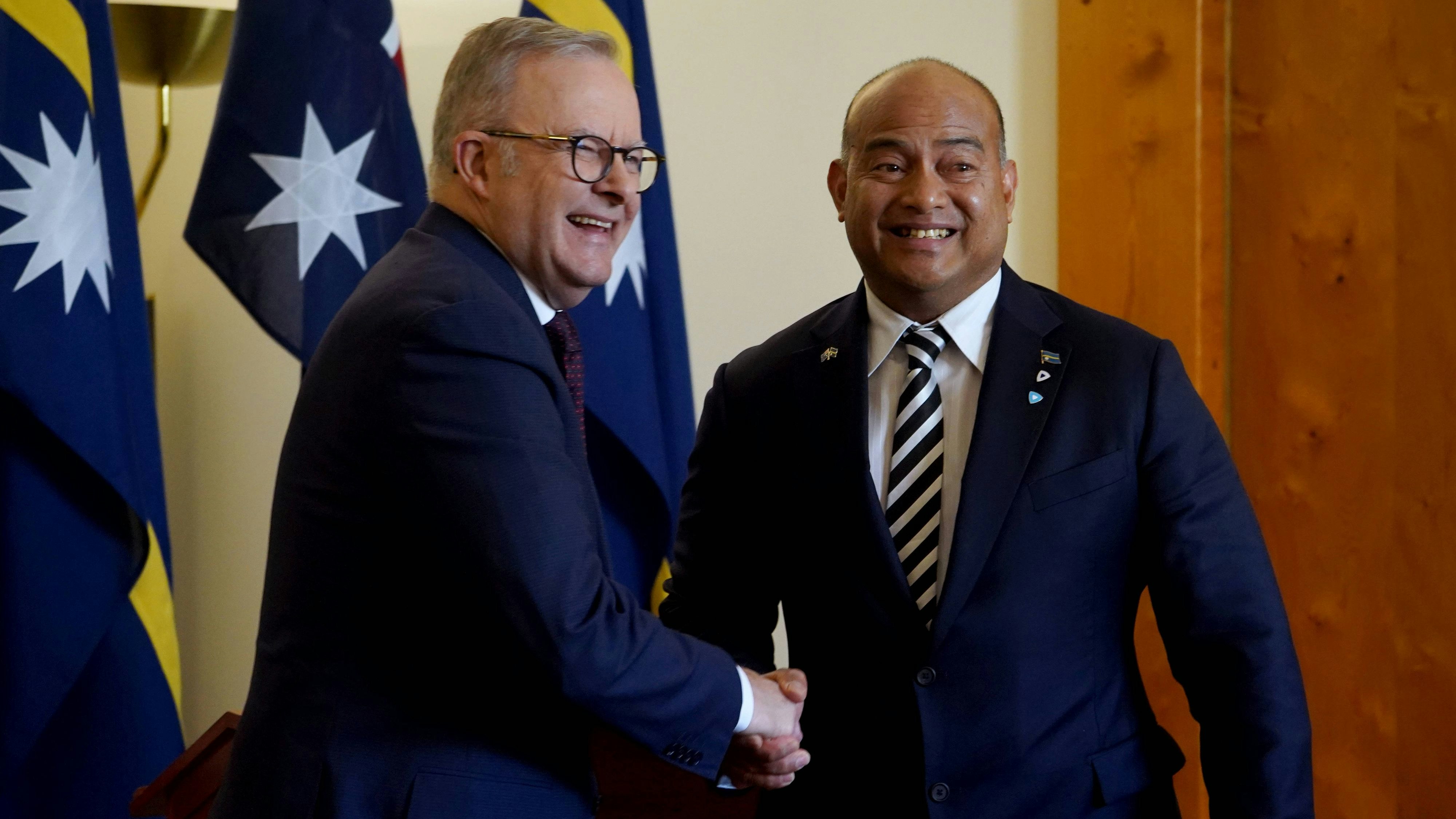 Das nun in die Tat umgesetzte Abkommen wurde bereits im vergangenen Dezember zwischen dem australischen Premier Anthony Albanese und dem Präsident von Nauru, David Ranibok Adeang unterzeichnet.