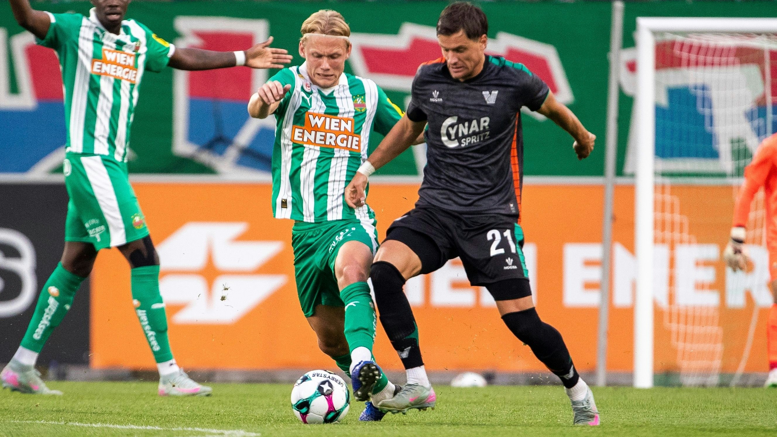 VIENNA,AUSTRIA,05.SEP.25 - SOCCER - ADMIRAL Bundesliga, Serie B, SK Rapid Wien vs Venezia FC, test match. Image shows Tobias Gulliksen (Rapid) and Mattia Compagnon (Venezia). Photo: GEPA pictures/ Philipp Brem