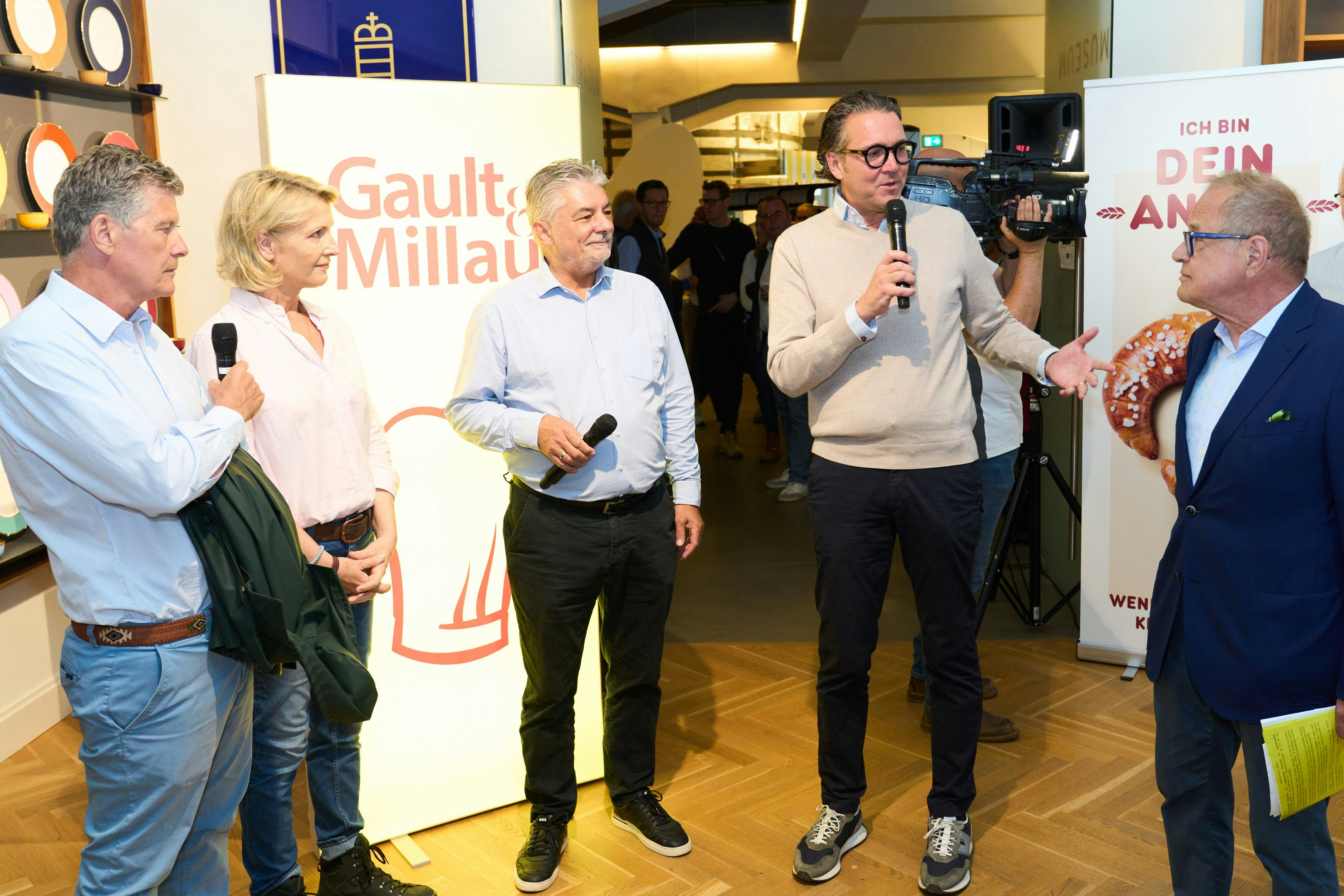 Alle  Gastgeber in der Porzellanmanufaktur Augarten, am Beginn des Hatschers: Karl und Martina Hohenlohe, Reinhard Hanusch, Stefan Ratzenberger und Erhard Grossnigg