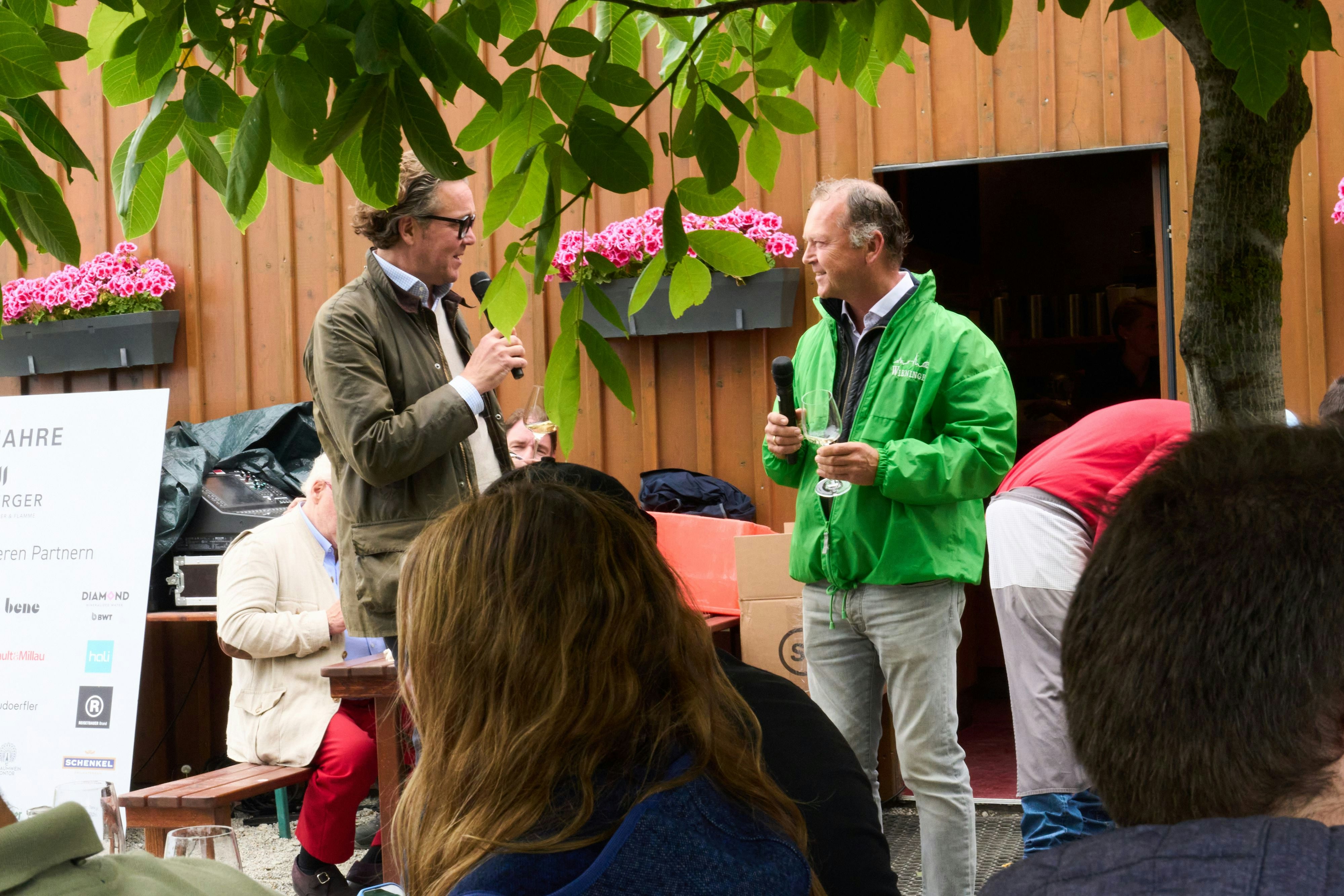Fritz Wieninger (r.) unterhält sich mit Stefan Ratzenberger über den Inhalt der Flaschen