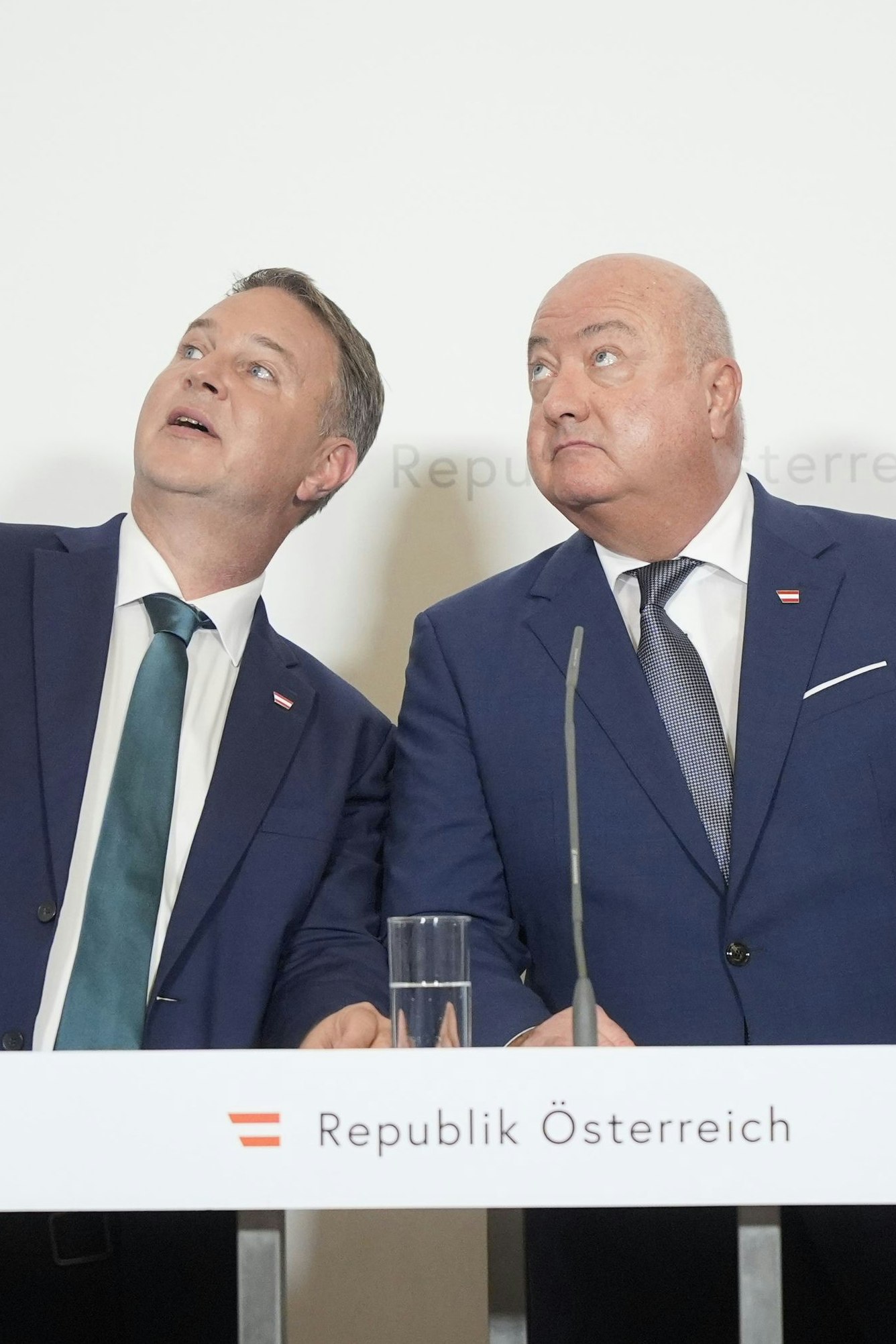 Schau, aus der Klimaanlage da oben kommt auch nur warme Luft: Andreas Babler, Christian Stocker an der Seite von Beate Meinl-Reisinger auf der Regierungsklausur