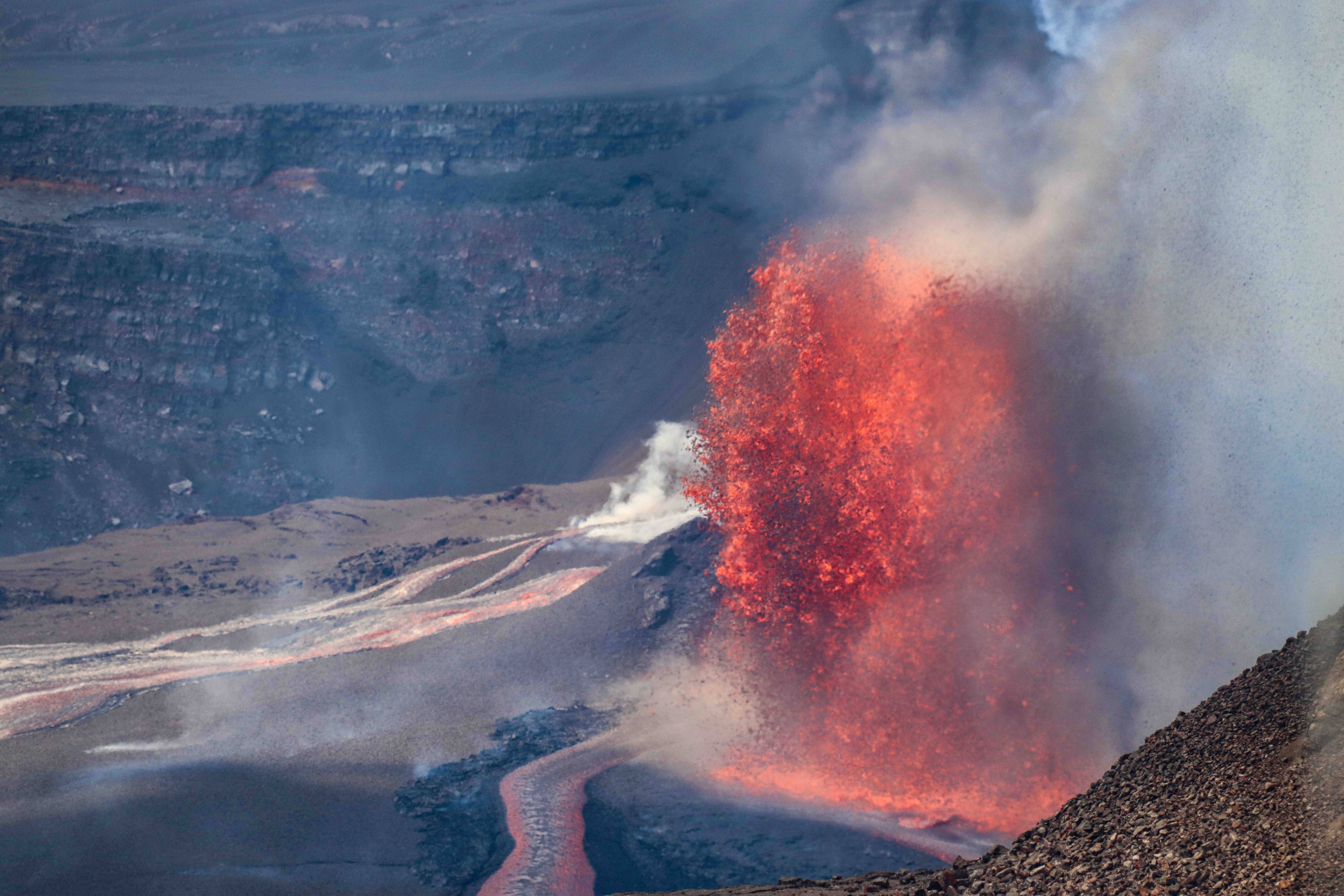 Der Vulkan Kilauea auf Hawaii ist erneut ausgebrochen. Die Lavafontänen schossen bis zu 100 Meter in die Höhe.
