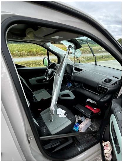 Das Teil durchschlug die Windschutzscheibe komplett.