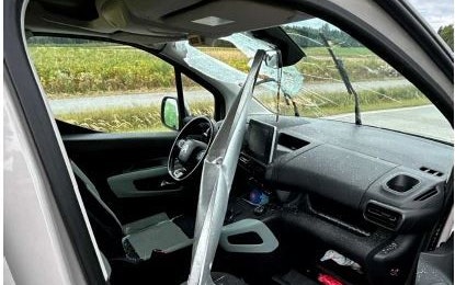 Heute.at - Anhängerteil durchbohrt Frontscheibe, trifft Lenkerin