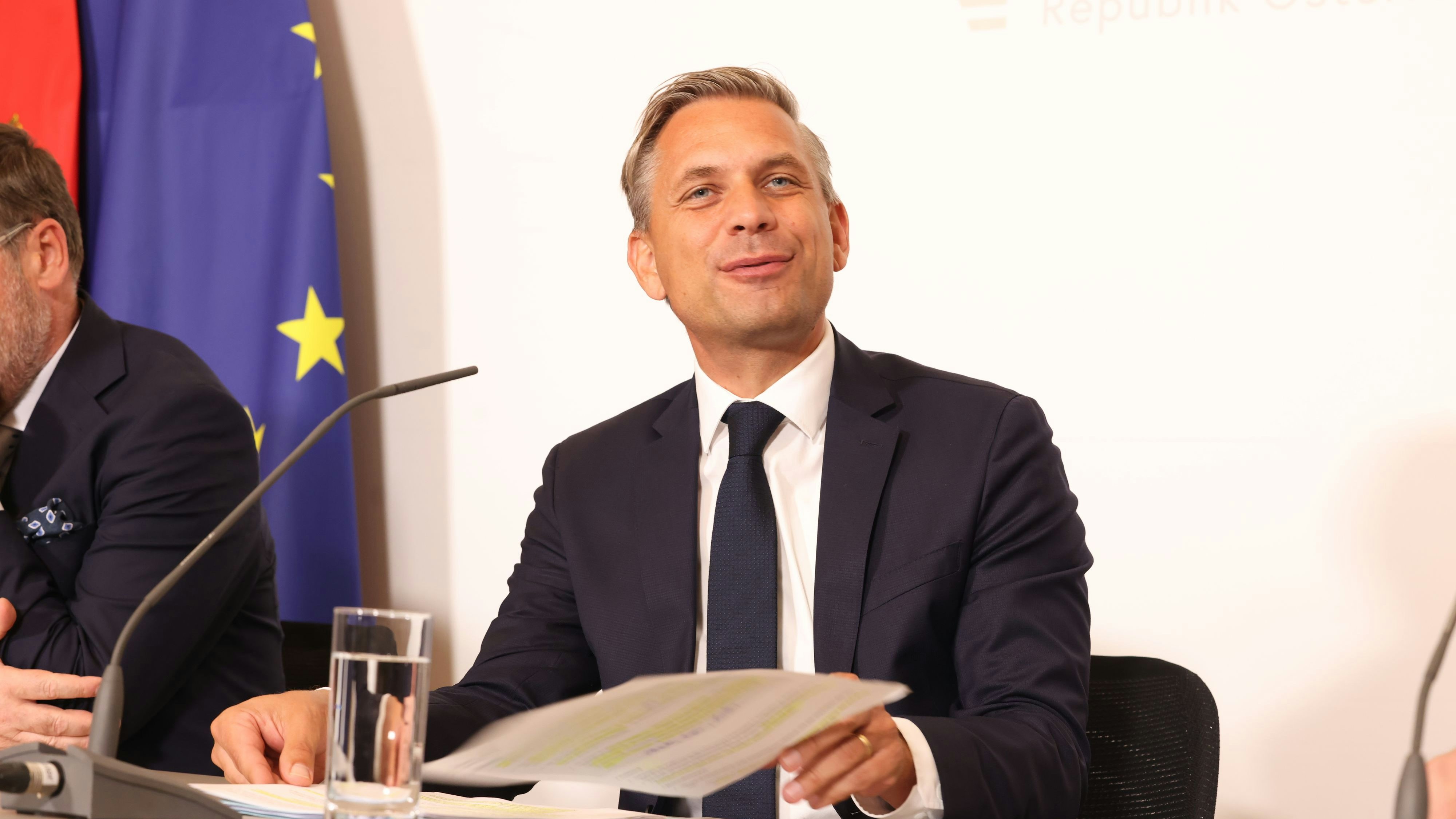 Minister Wolfgang Hattmannsdorfer will die Milliarden für die Wirtschaft "hübsch aufteilen"