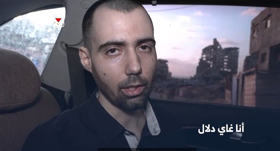 Guy Gilboa-Dalal (24), Geisel fleht vor der Kamera.