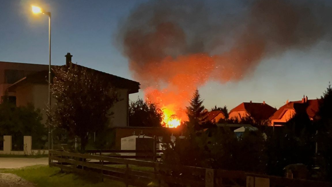 Heute.at - Feuerwehr-Großeinsatz: Meterhohe Flammen in Strasshof