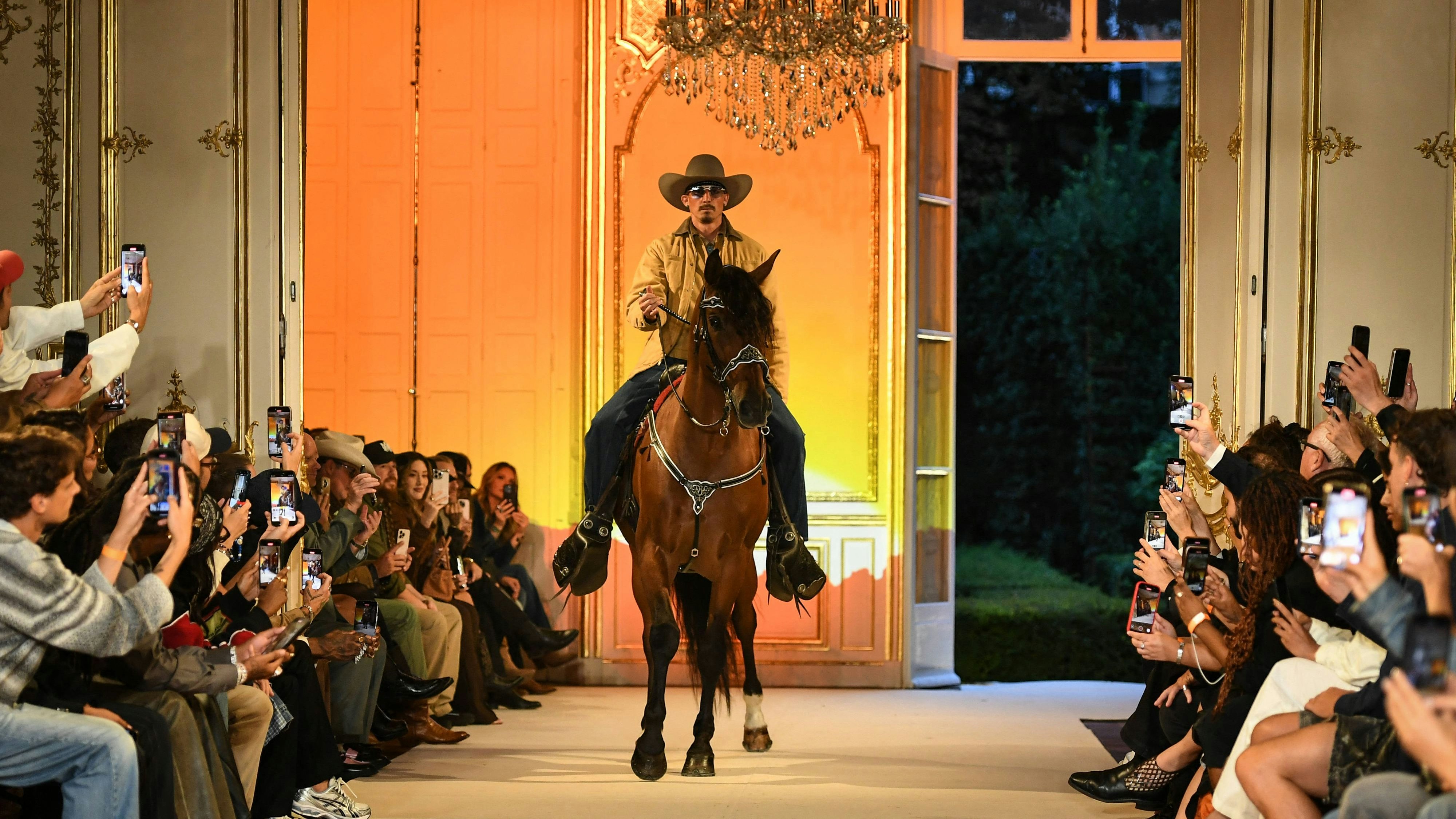 PFW - Austin Post Runway in Paris FA A model walks the runway for the Austin Post collection by American singer Post Malone as part of Paris Fashion Week in Paris, on September 1, 2025. Photo by Firas Abdullah/ABACAPRESS.COM Paris Ile-de-France France PUBLICATIONxNOTxINxFRAxUK Copyright: xAbdullahxFiras/ABACAx