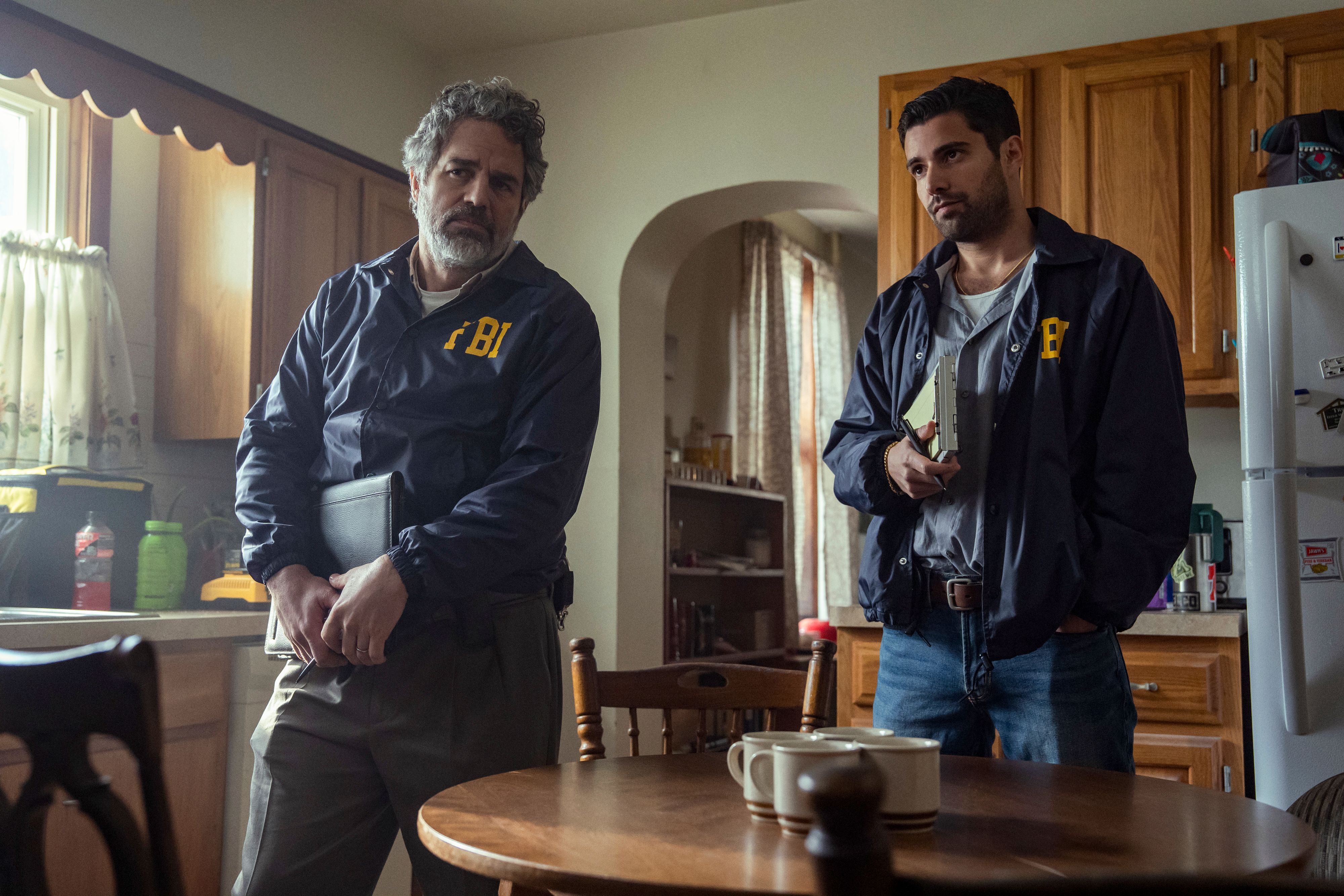 Mark Ruffalo und Fabien Frankel als FBI-Agenten.