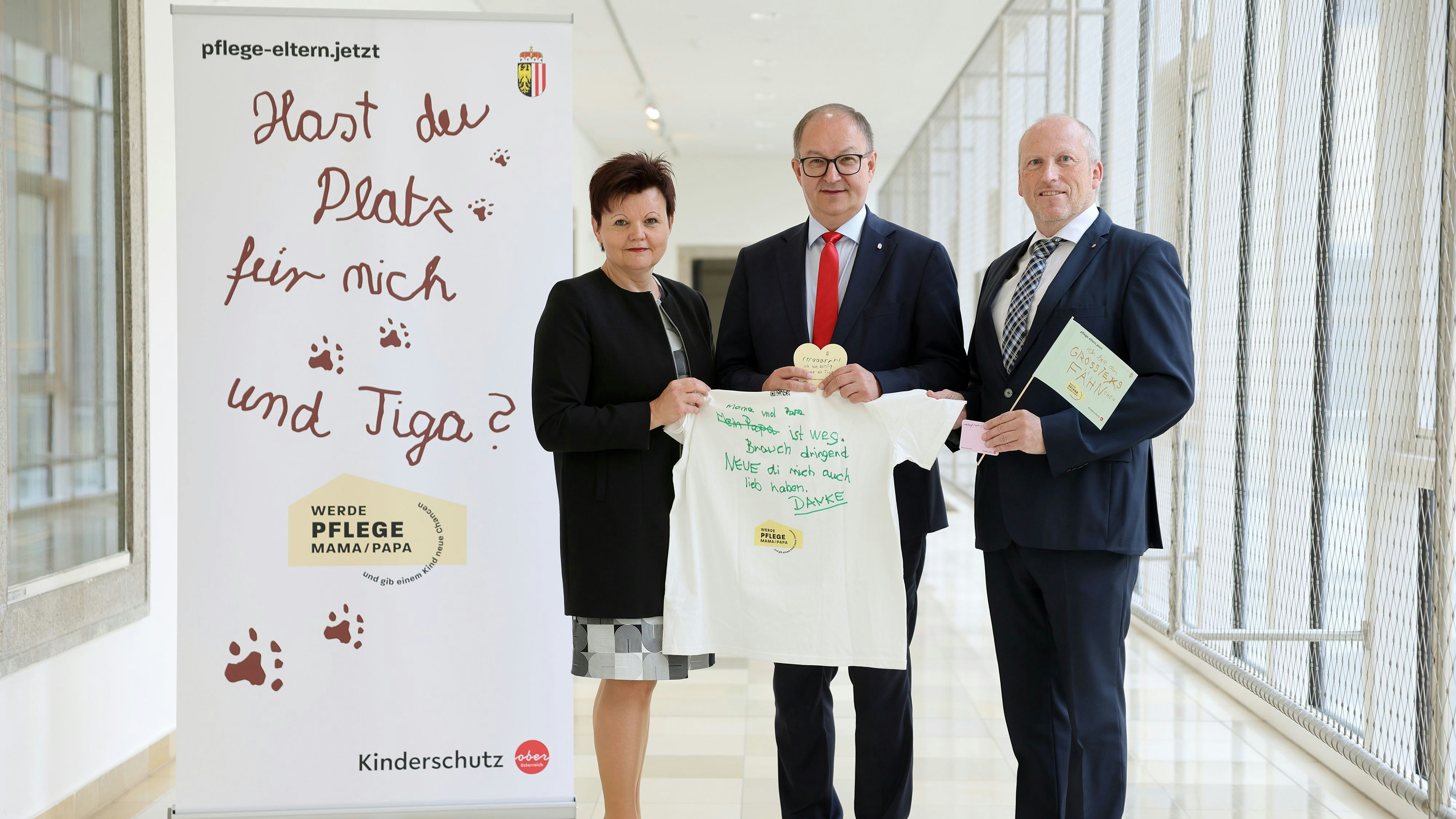 Präsentierten die Kampagne: Theresia Schlöglmann (Leitung Kinder- und Jugendhilfe, Land OÖ), Kinderschutz-Landesrat Martin Winkler und Valentin Pühringer (Bezirkshauptmann Rohrbach).