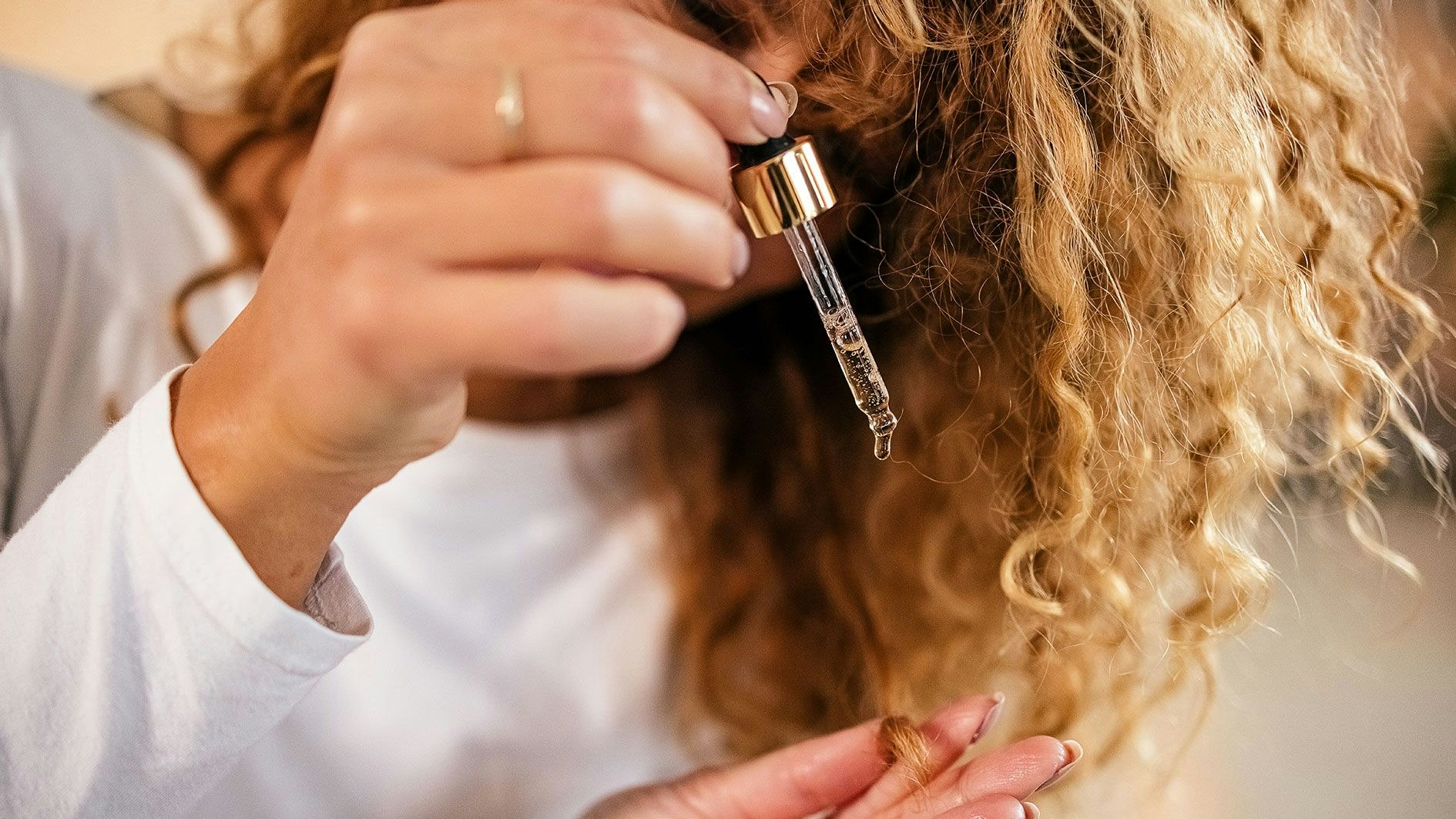 Heute.at - Hair Oiling auf TikTok: Wieso dieser Haar-Trend boomt