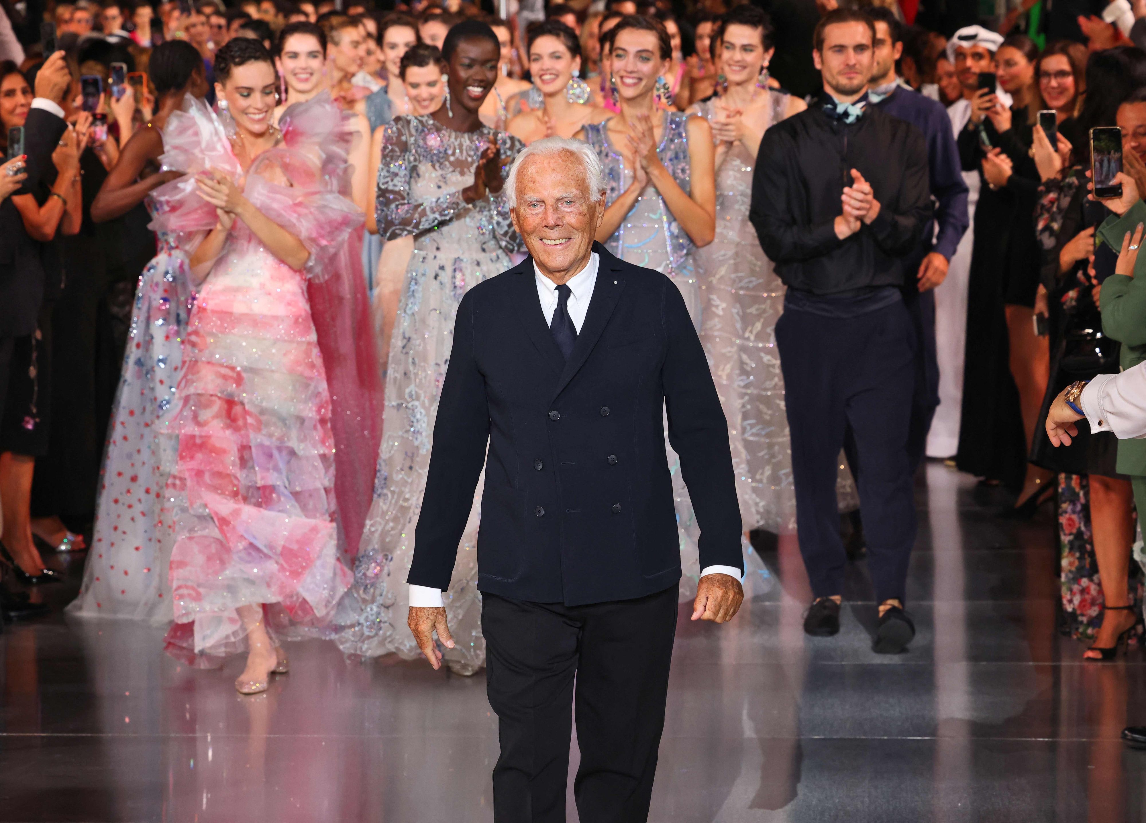 Giorgio Armani ließ es sich nie nehmen, sich nach der Show beim Publikum zu bedanken.