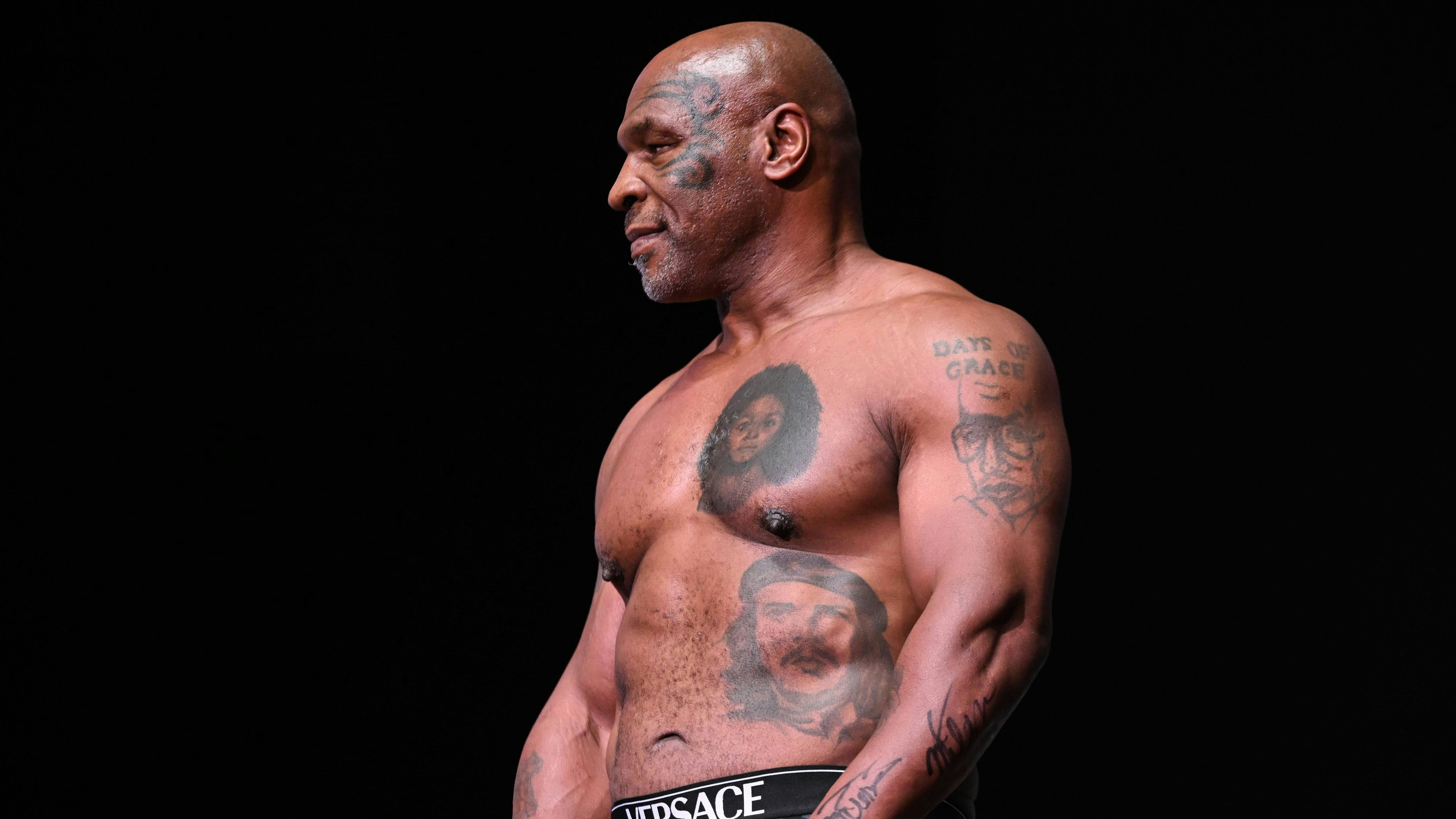 Box-Champion Mike Tyson tritt in einem Showkampf gegen Floyd Mayweather an. 