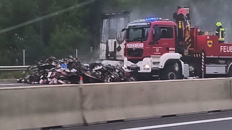 Der Anhänger brannte völlig aus.